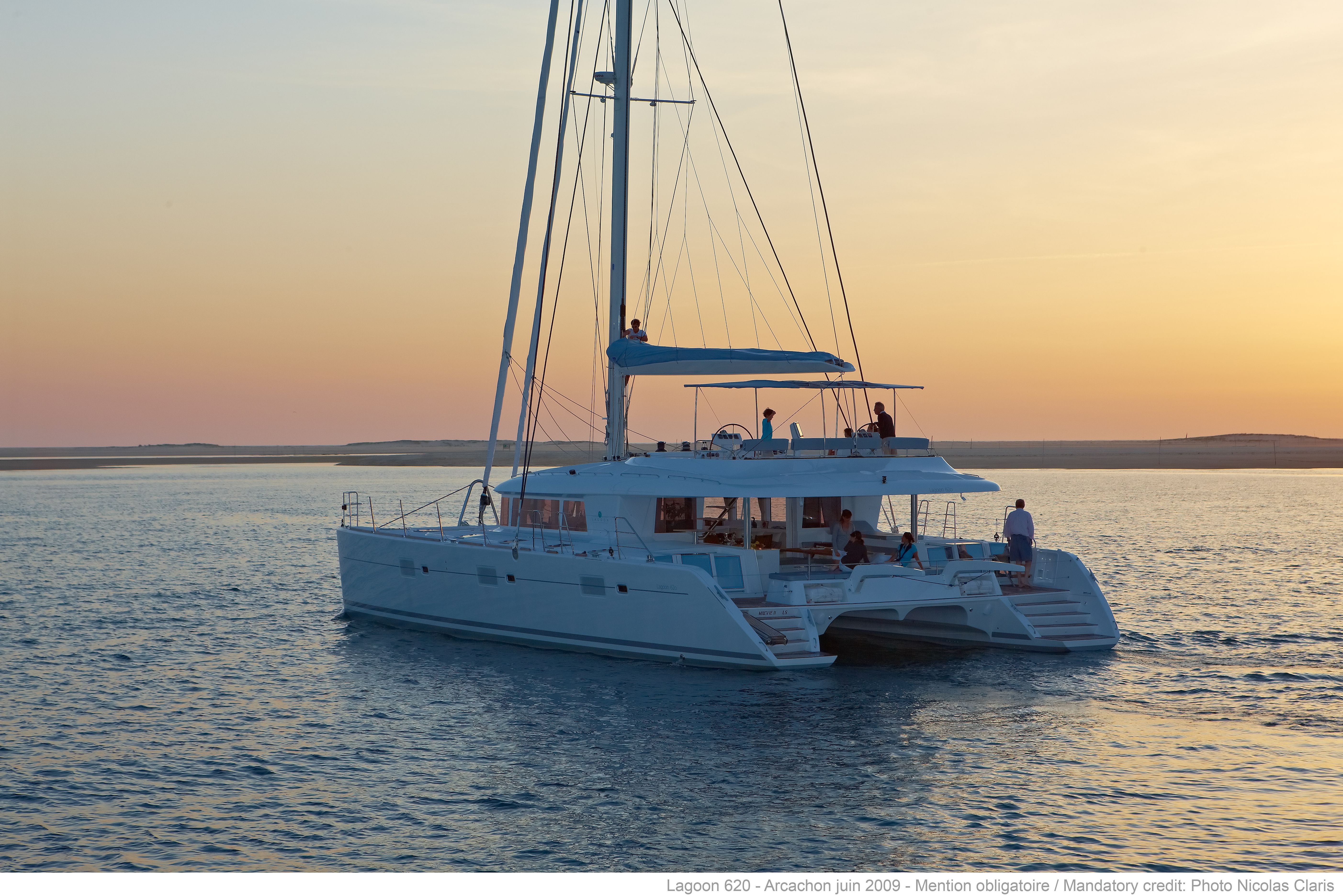 Relaxen bij zonsondergang tijdens de cruise in de Society Islands van Frans-Polynesie