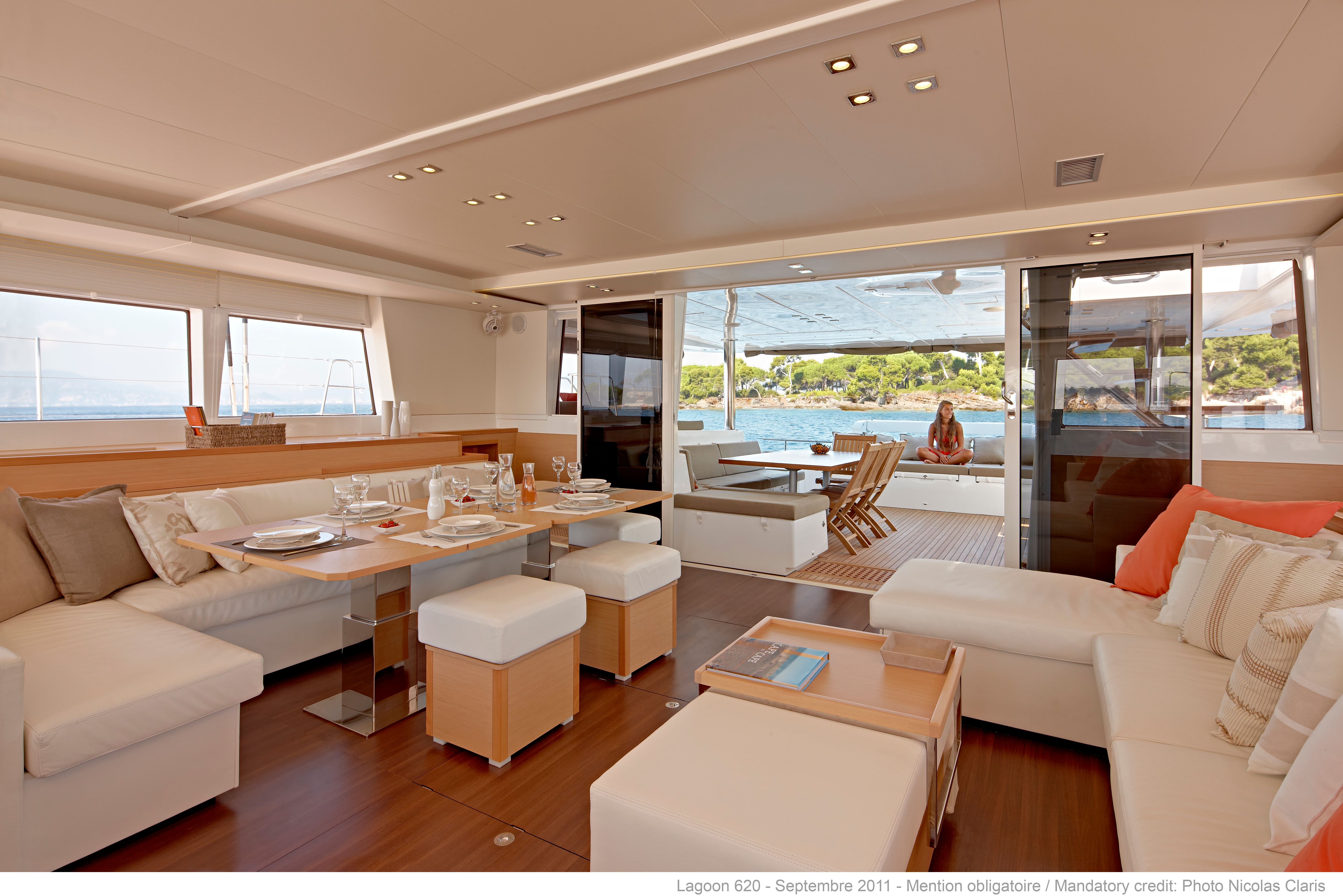 Interieur van de zeilcatamaran tijdens de cruise in de Society Islands van Frans-Polynesie