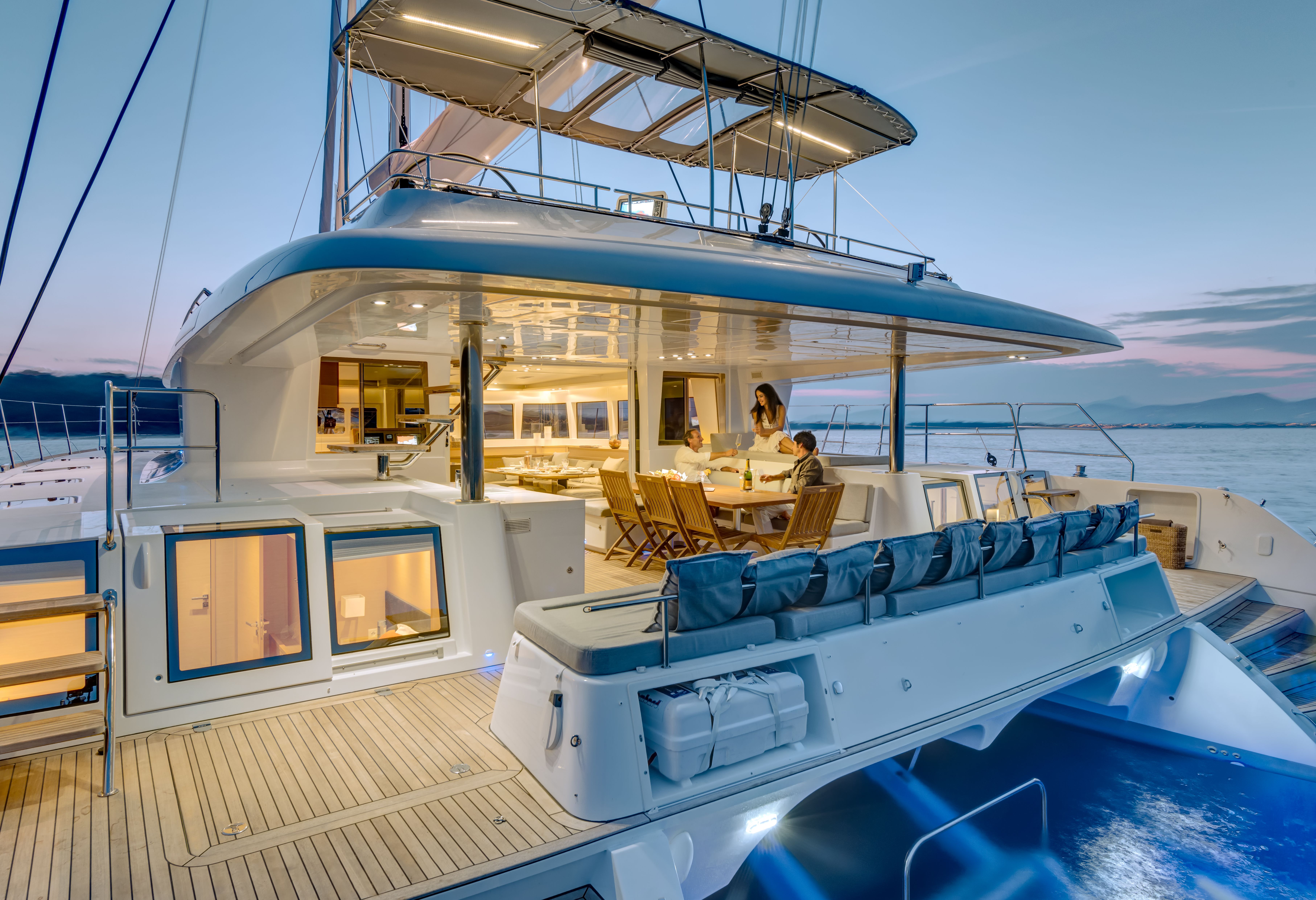 In de avond relaxen met een drankje en schitterend uitzicht in Frans-Polynesie