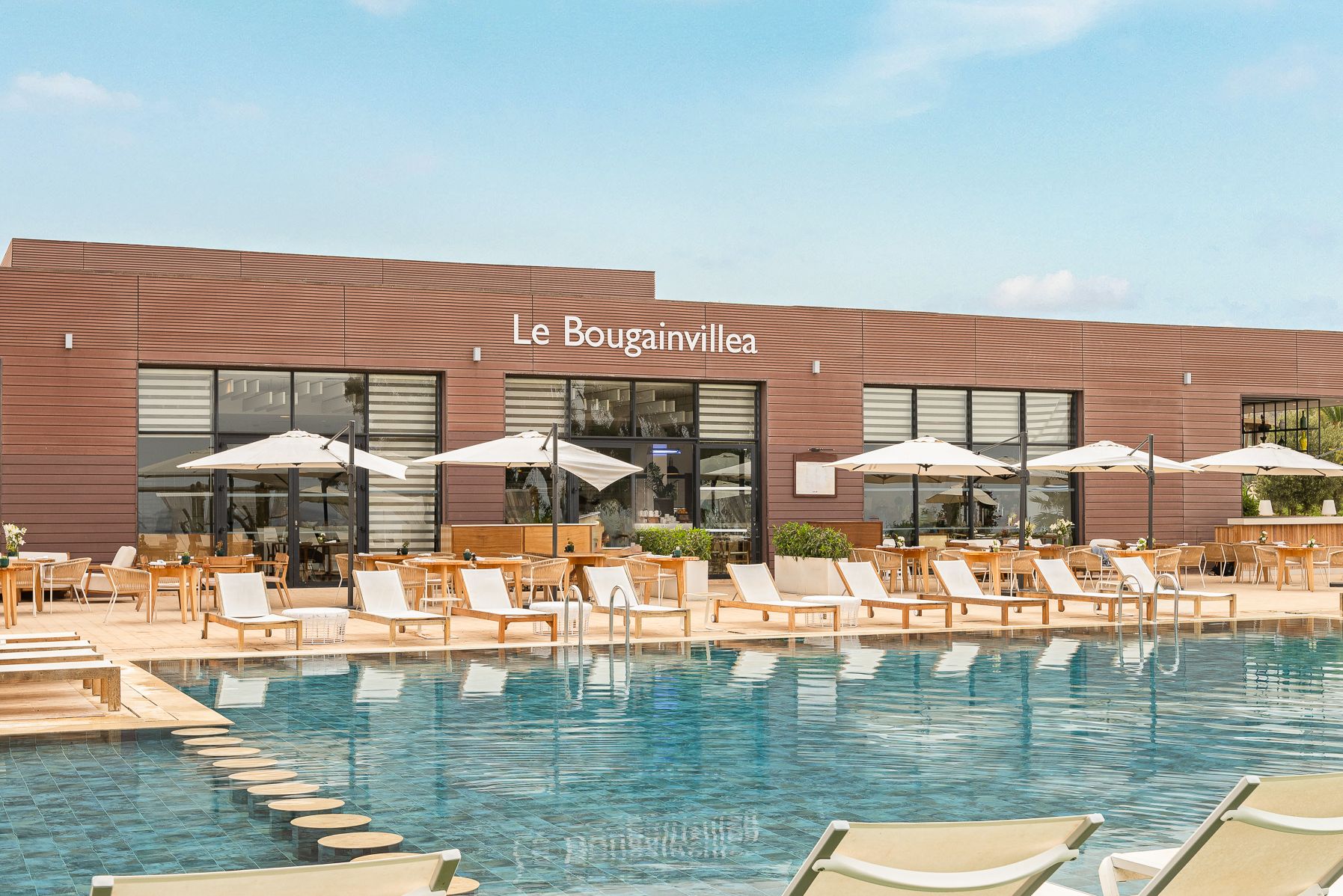 Zwembad met restaurant