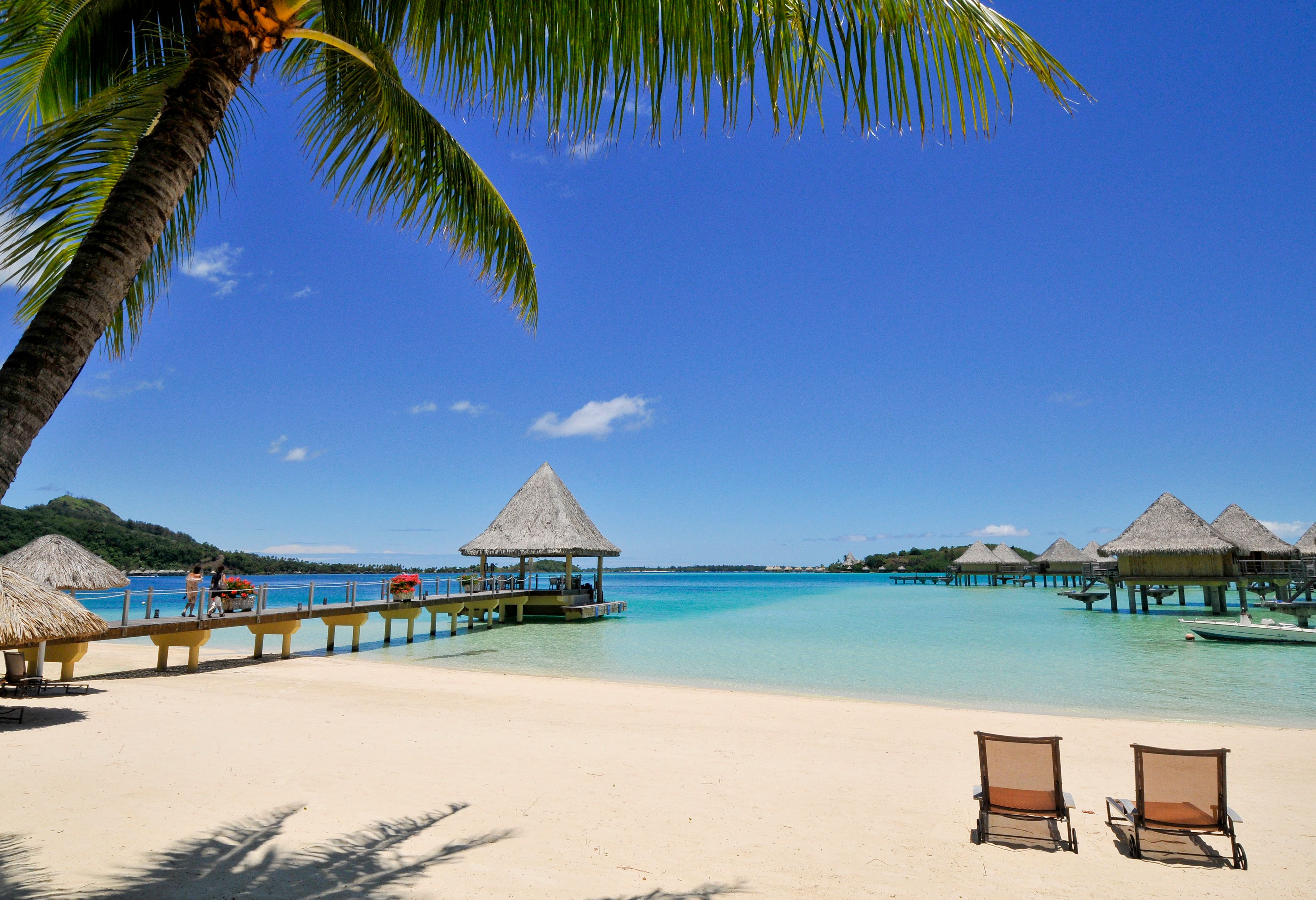 Genieten aan het strand bij het Intercontinental Le Moana op Bora Bora in Frans-Polynesie