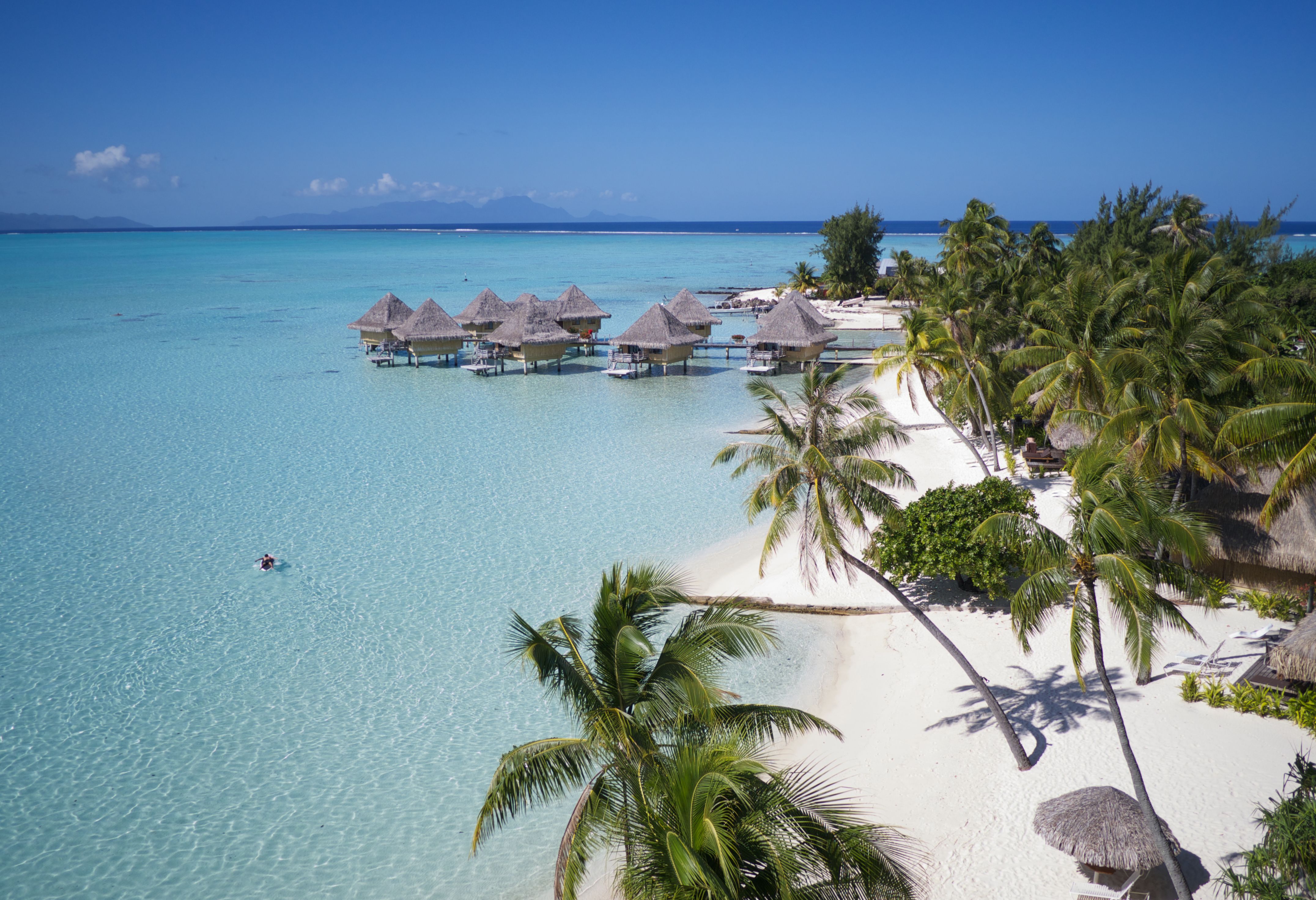 Parelwit strand en turquoise zee bij het Intercontinental Le Moana op Bora Bora in Frans-Polynesie