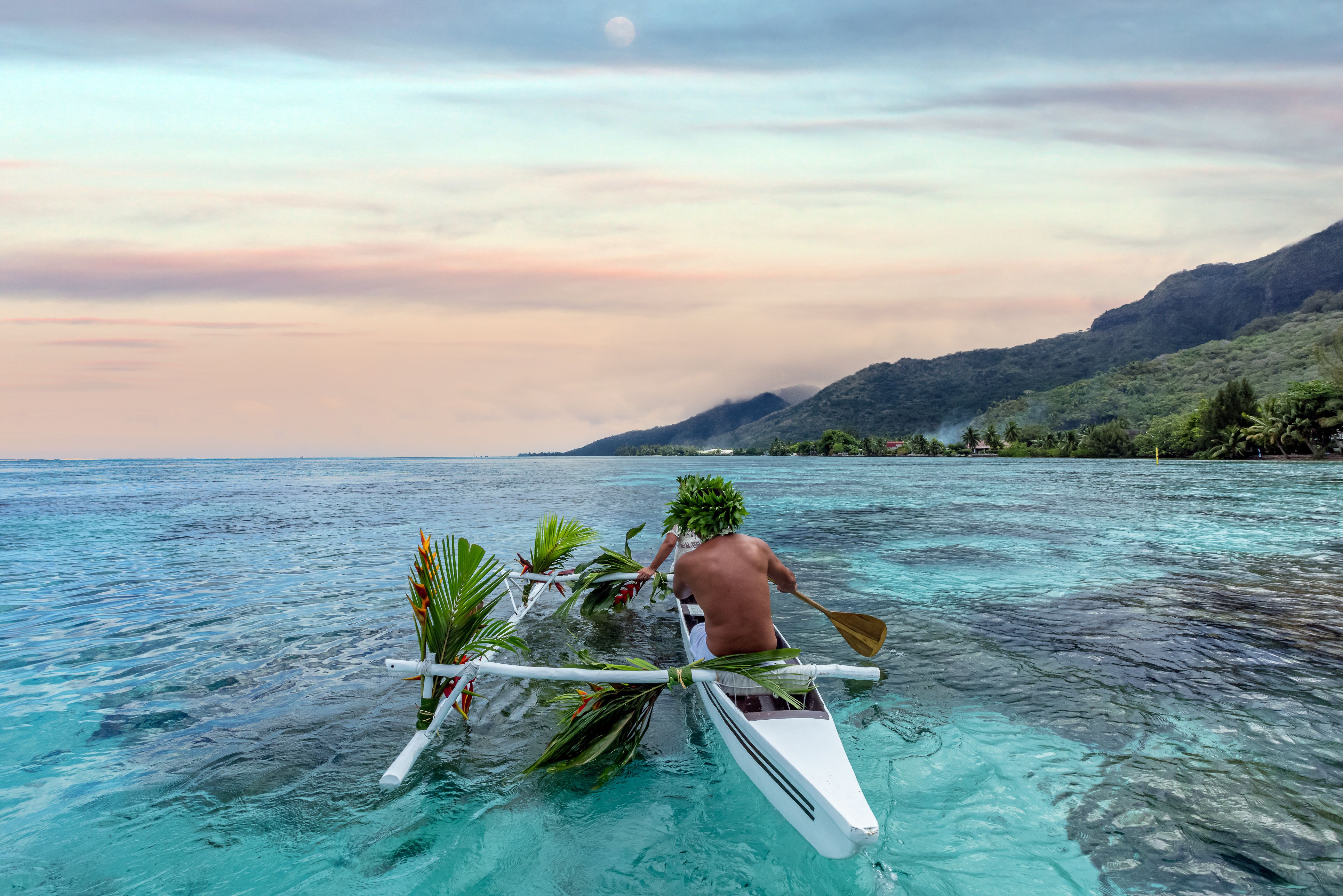 Traditionele kano in de blauwe lagune van Moorea in Frans-Polynesie