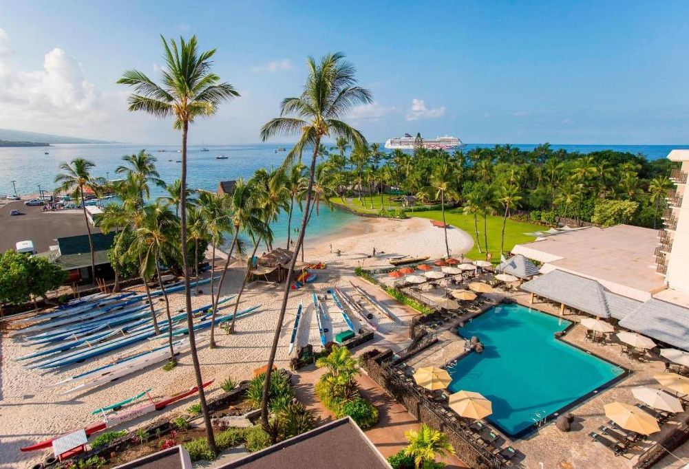 amerika-hawaii-courtyard-king-kamehameha-kona-beach-hotel-strand