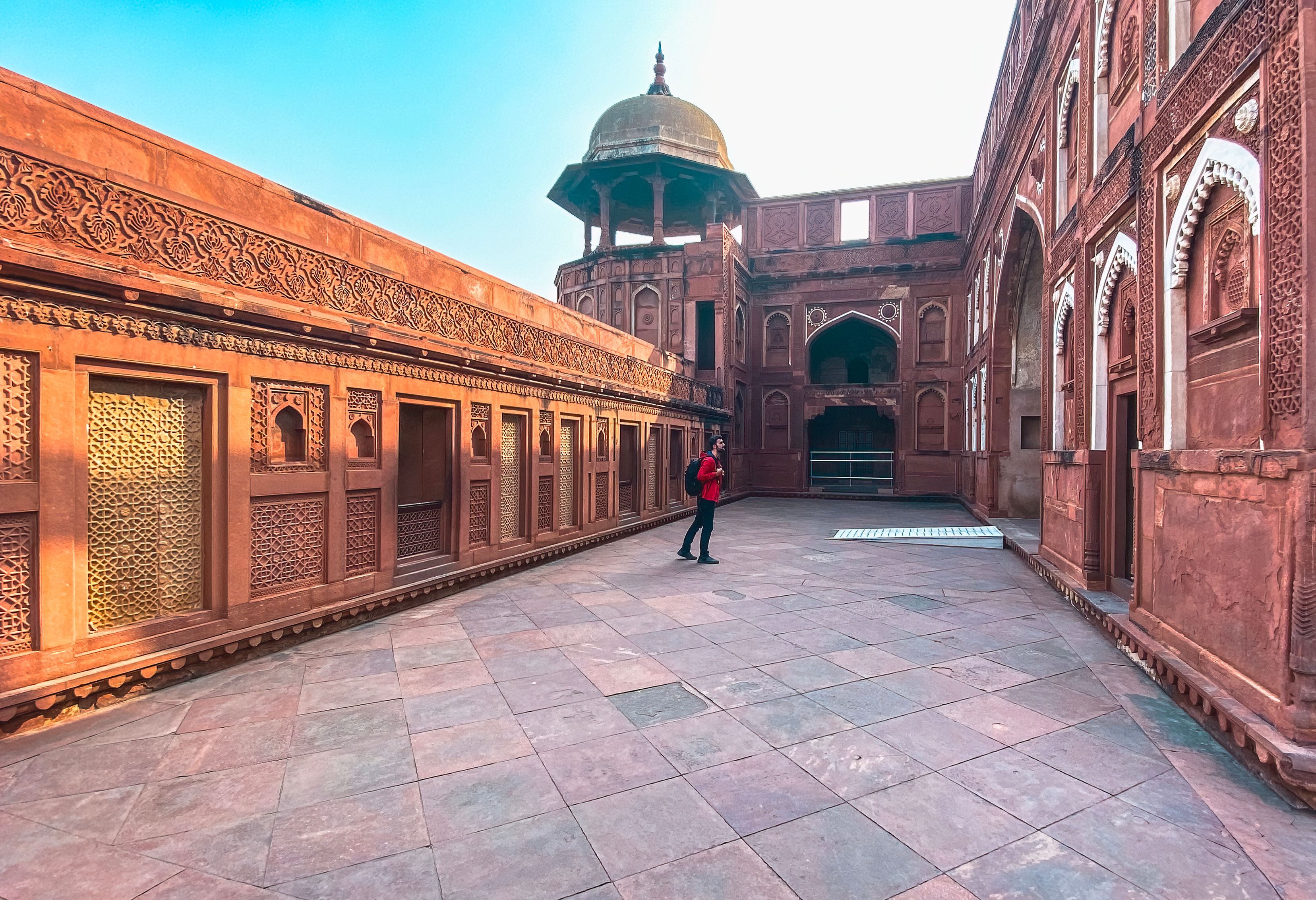 Bezoeker verkent het Agra Fort