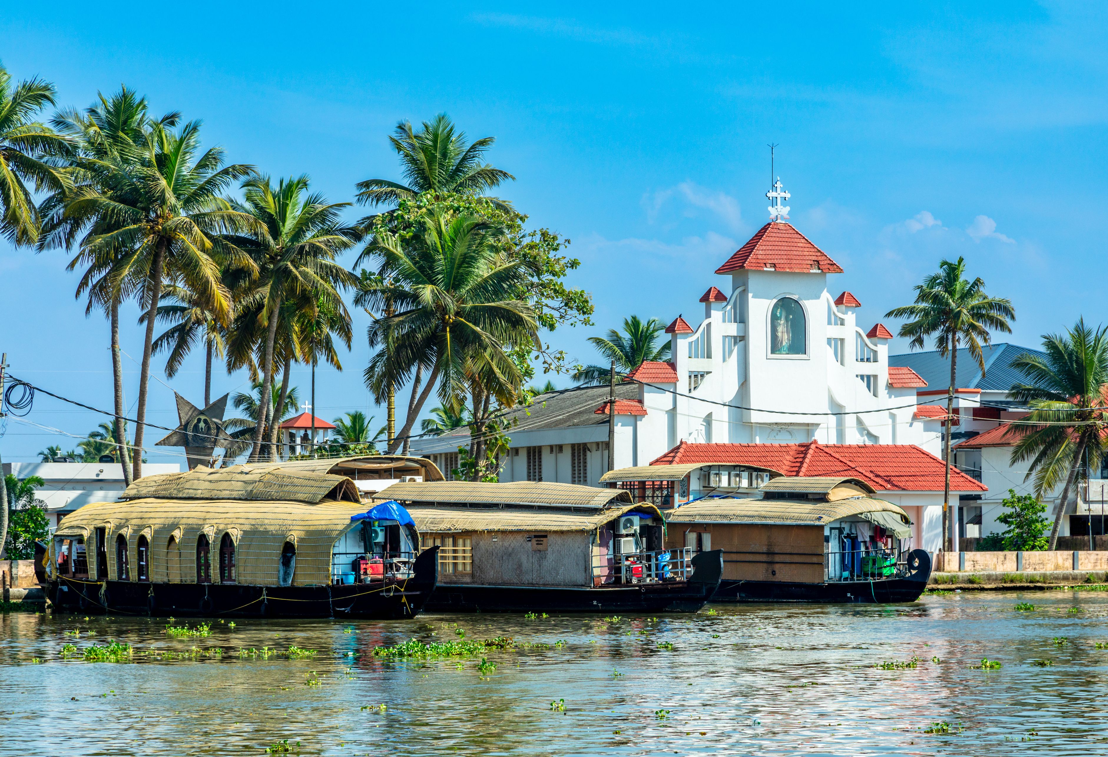 Uitzicht op kerk tijdens boottocht per houseboat Alleppey