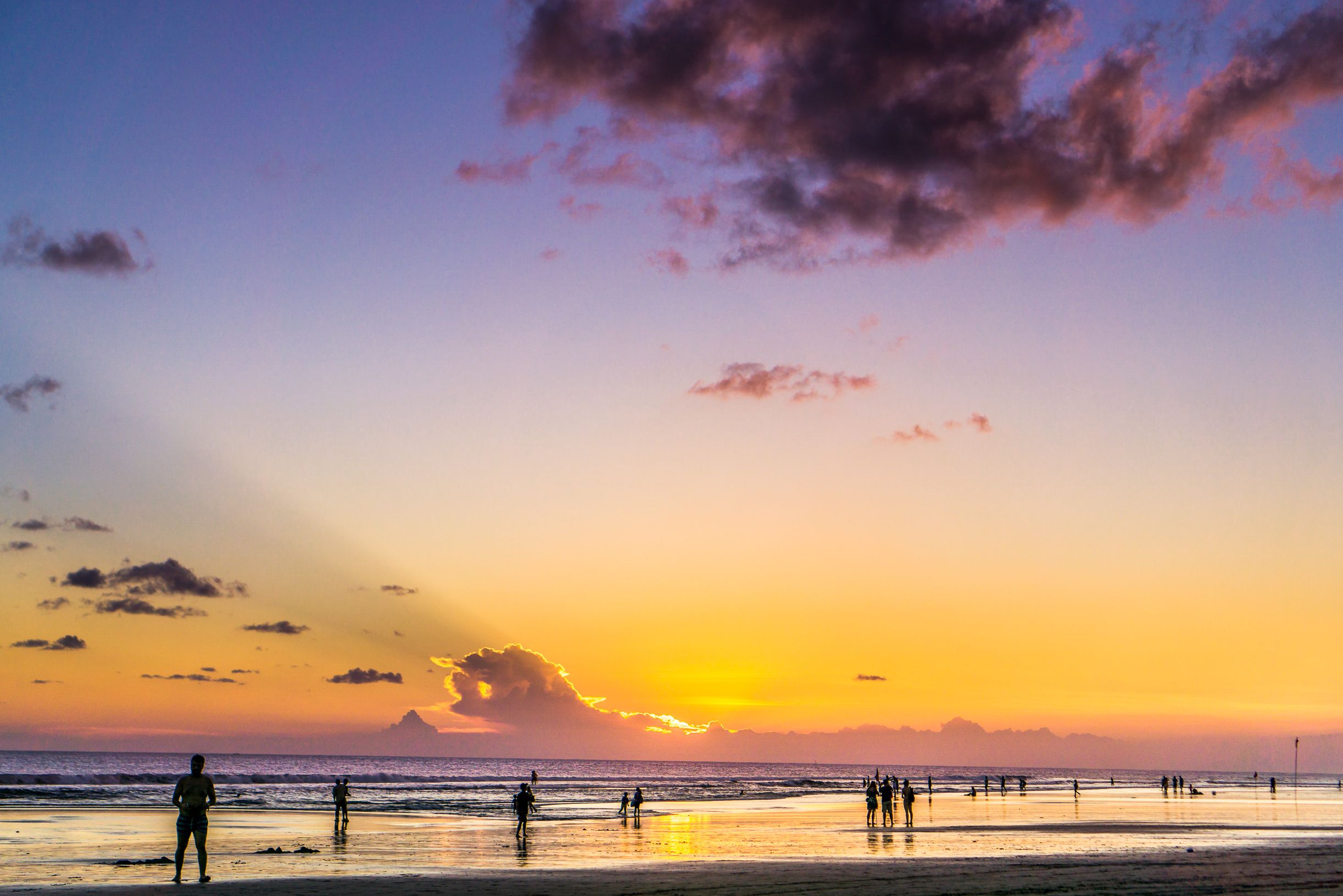 Strand van Seminyak bij zonsondergang op Bali