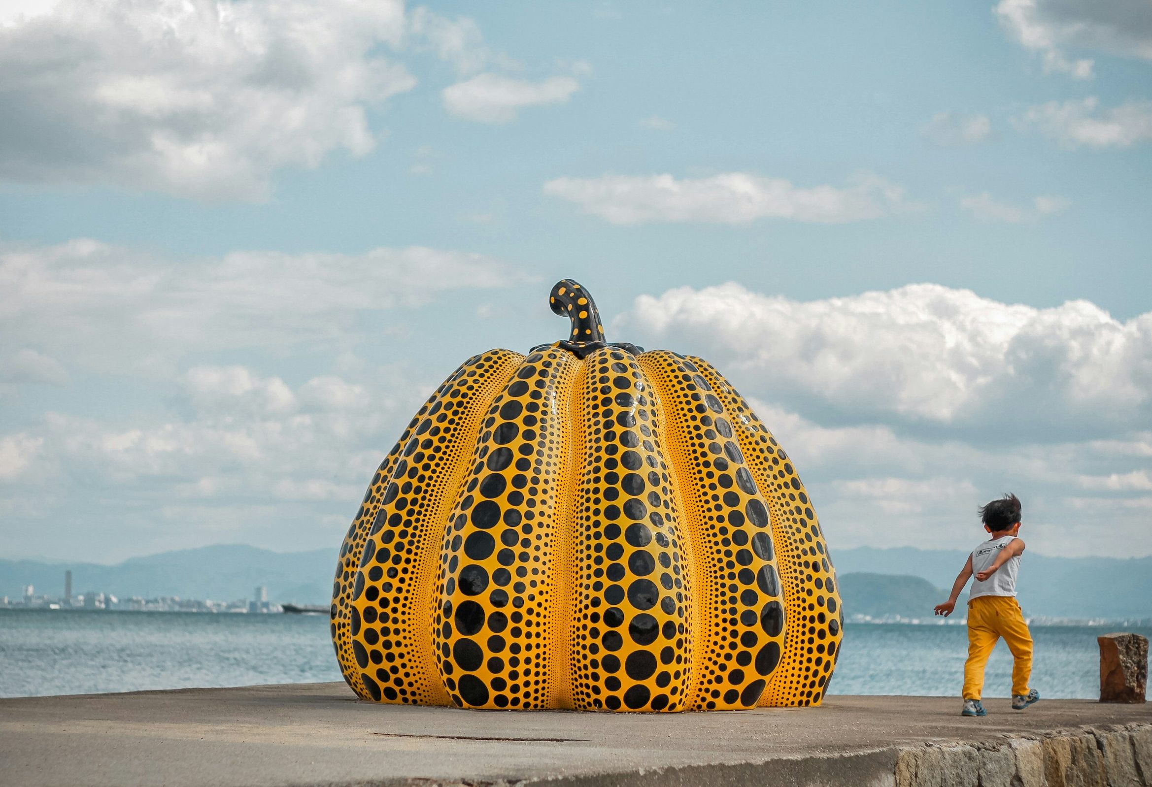 Gele pompoen van Yayoi Kusama