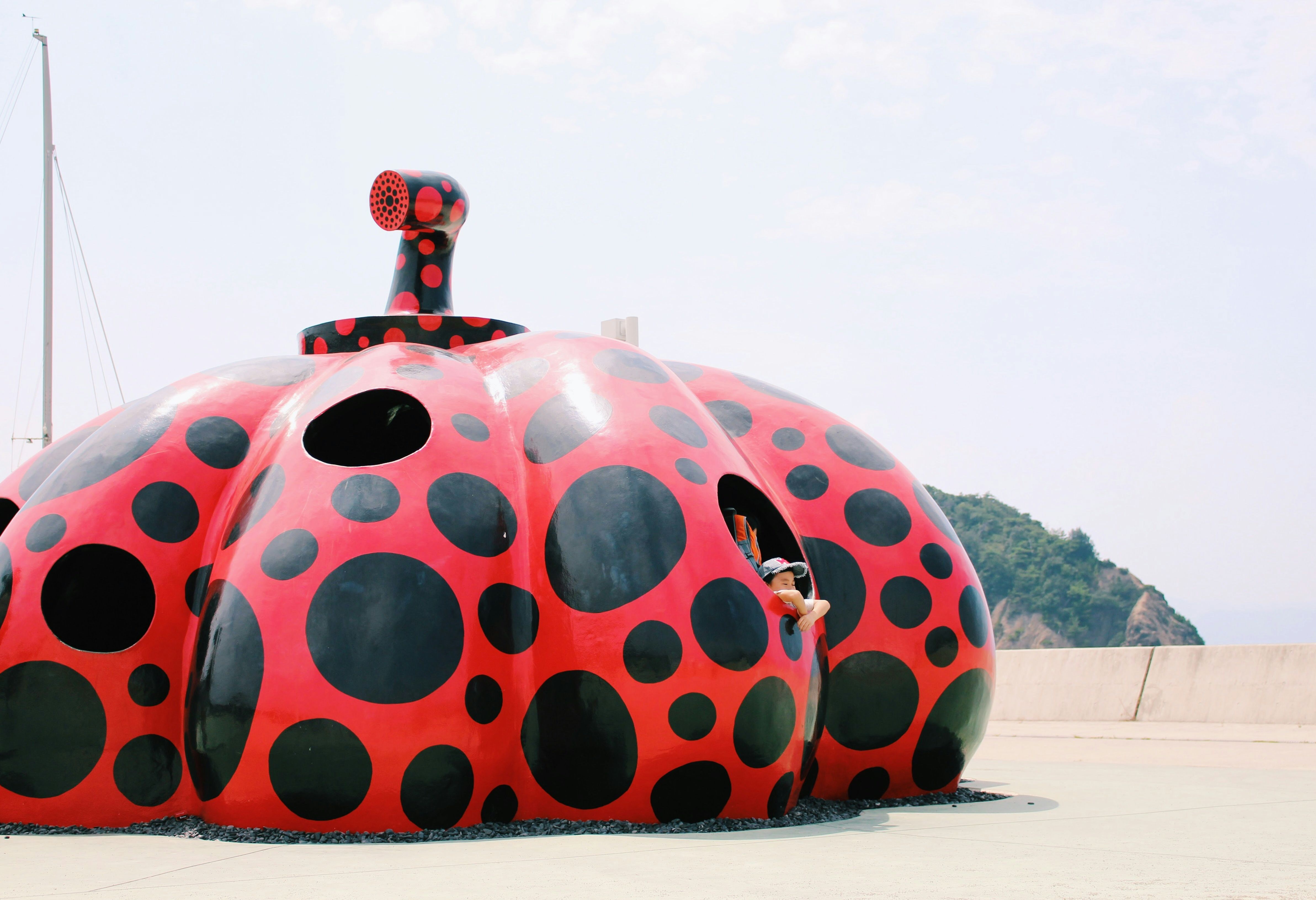 Rode pompoen op Naoshima