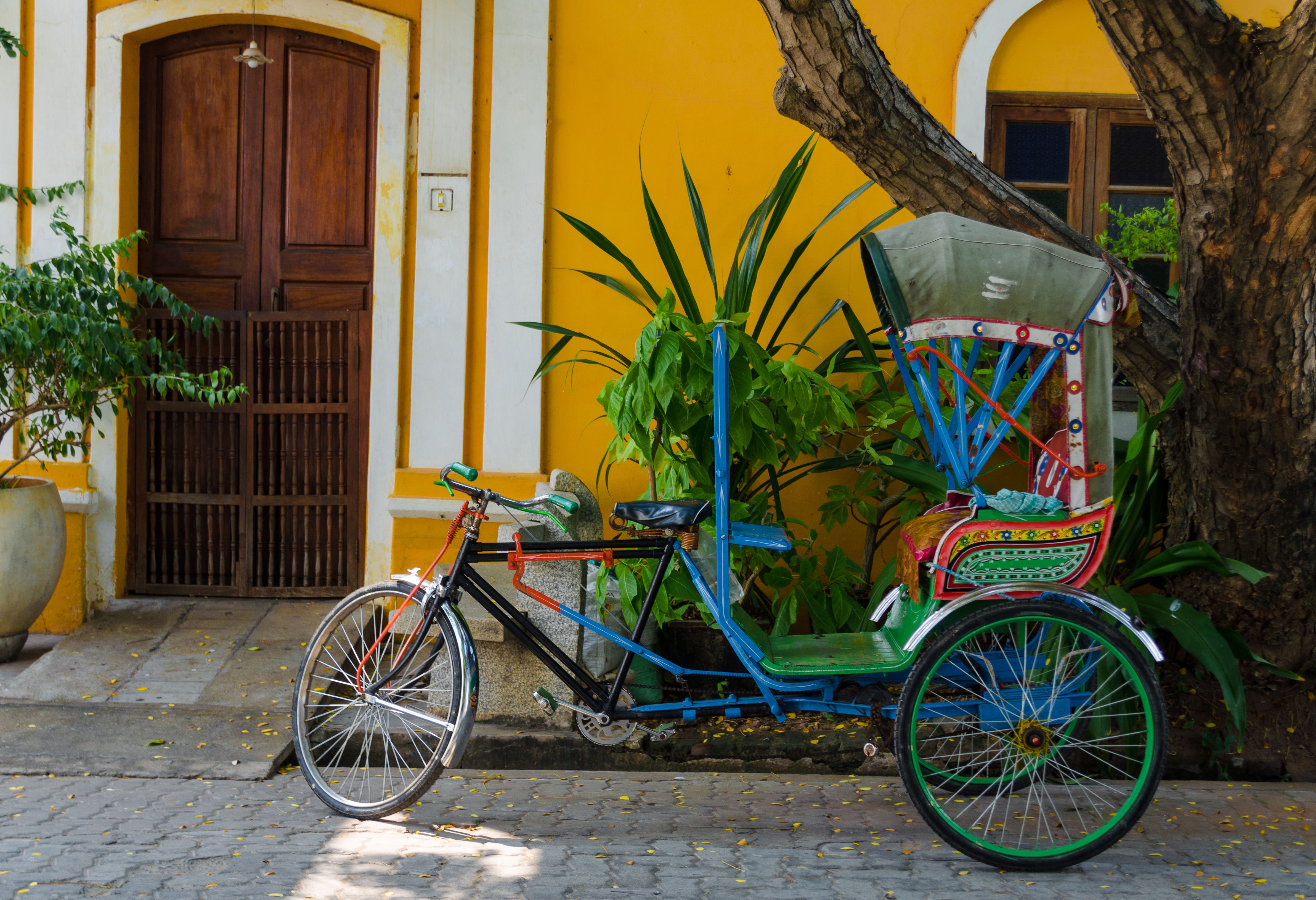 Kleurrijike fietsriksja in Pondicherry