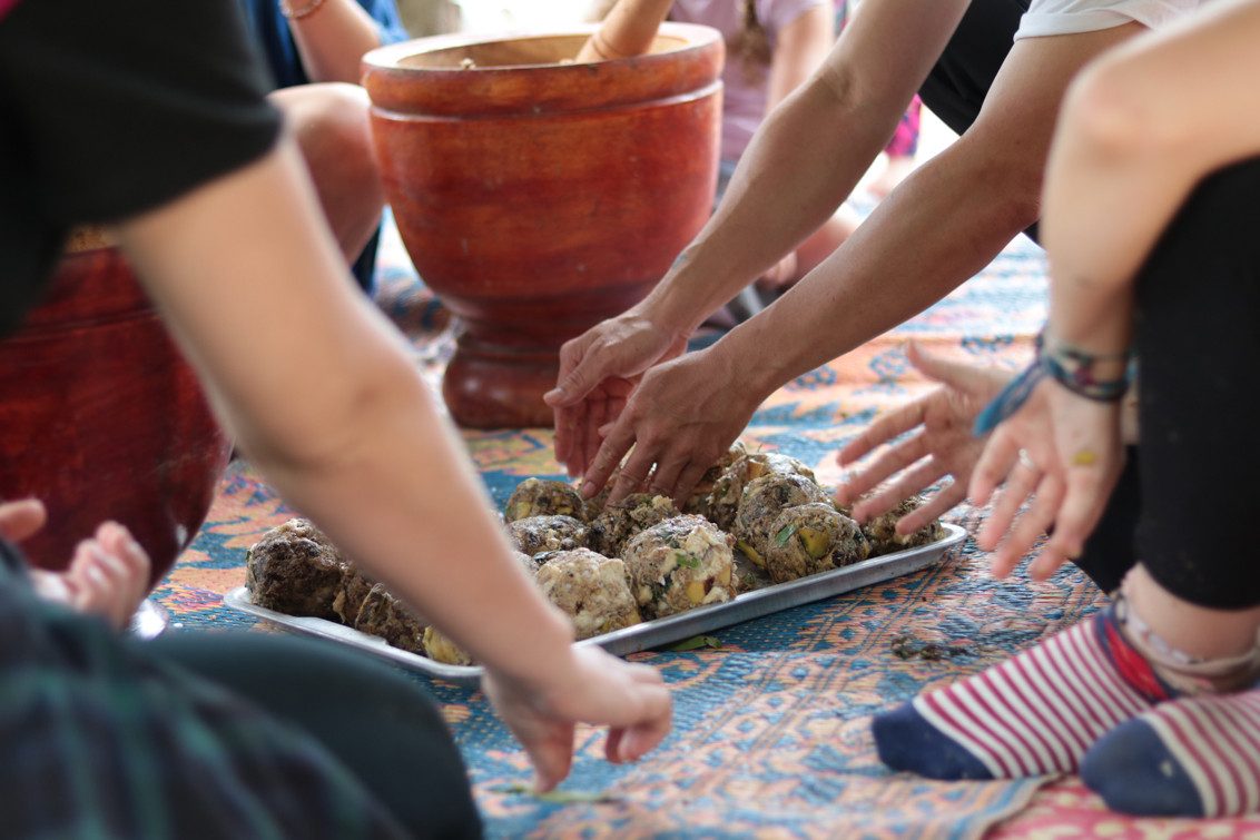 Bijvoeding maken voor olifanten in ChangChill bij Chiang Mai in Thailand