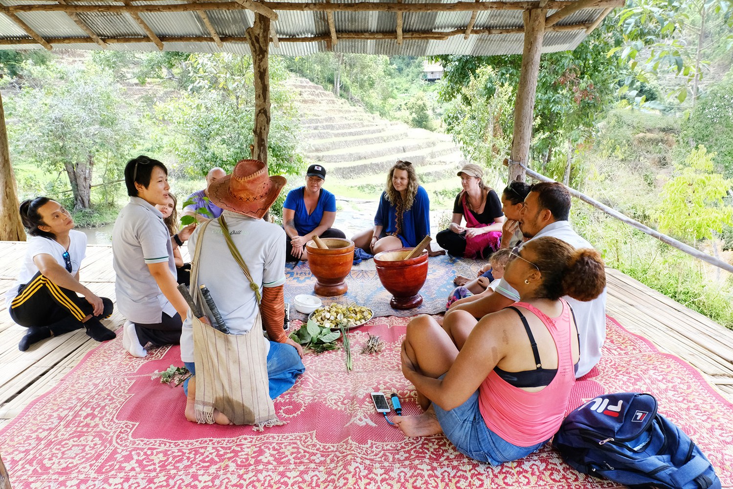 Kruidensupplent maken voor olifanten in ChangChill bij Chiang Mai in Thailand