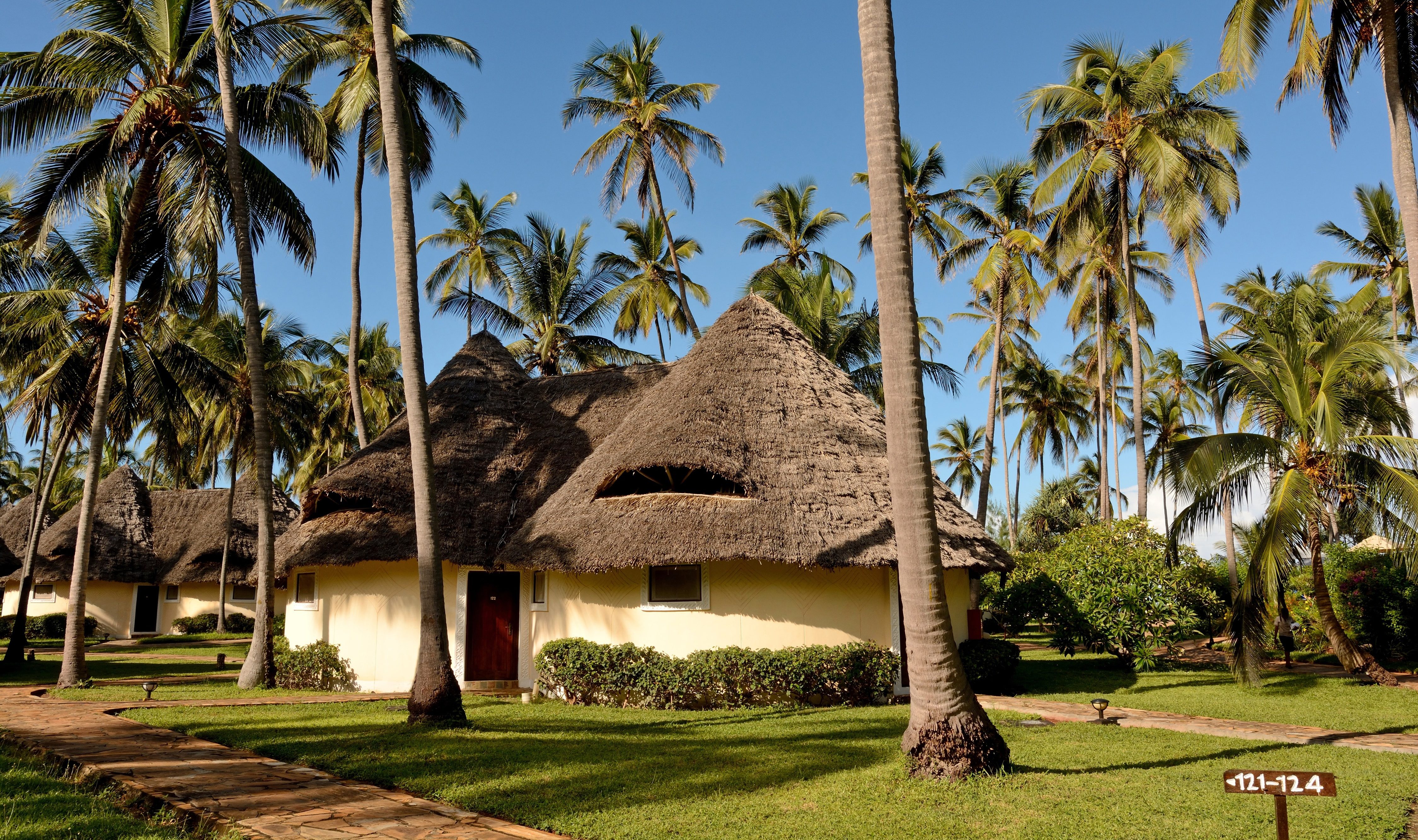 Superior rondavel buitenkant in het Ocean Paradise Resort op Zanzibar
