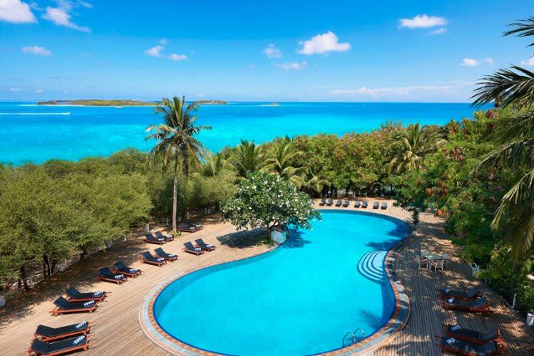 Zwembad bij Cinnamon Hakuraa Huraa Malediven