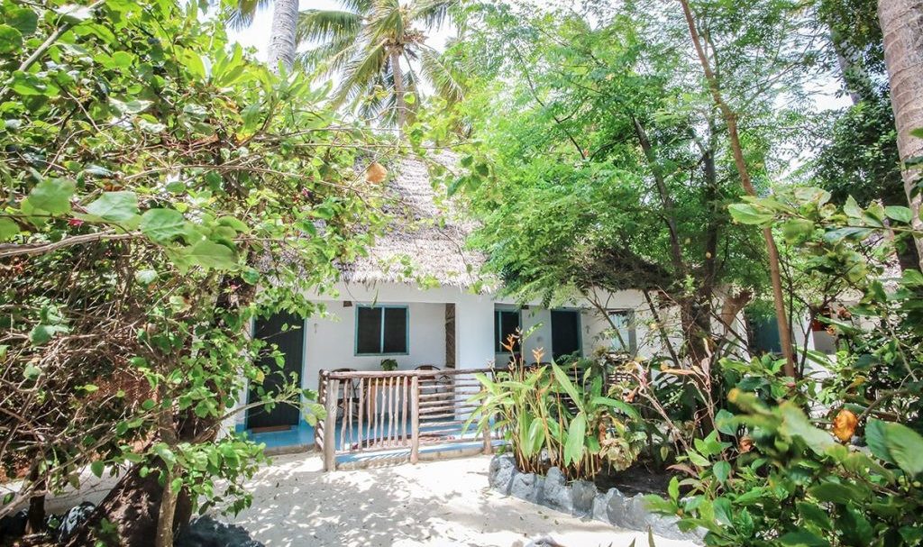 Familiebungalow buitenkant in Blue Reef Sport and Fishing Lodge in Jambiani op Zanzibar
