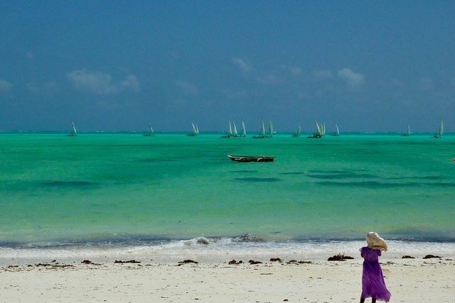 Azuurblauwe zee bij Blue Reef Sport and Fishing Lodge in Jambiani op Zanzibar
