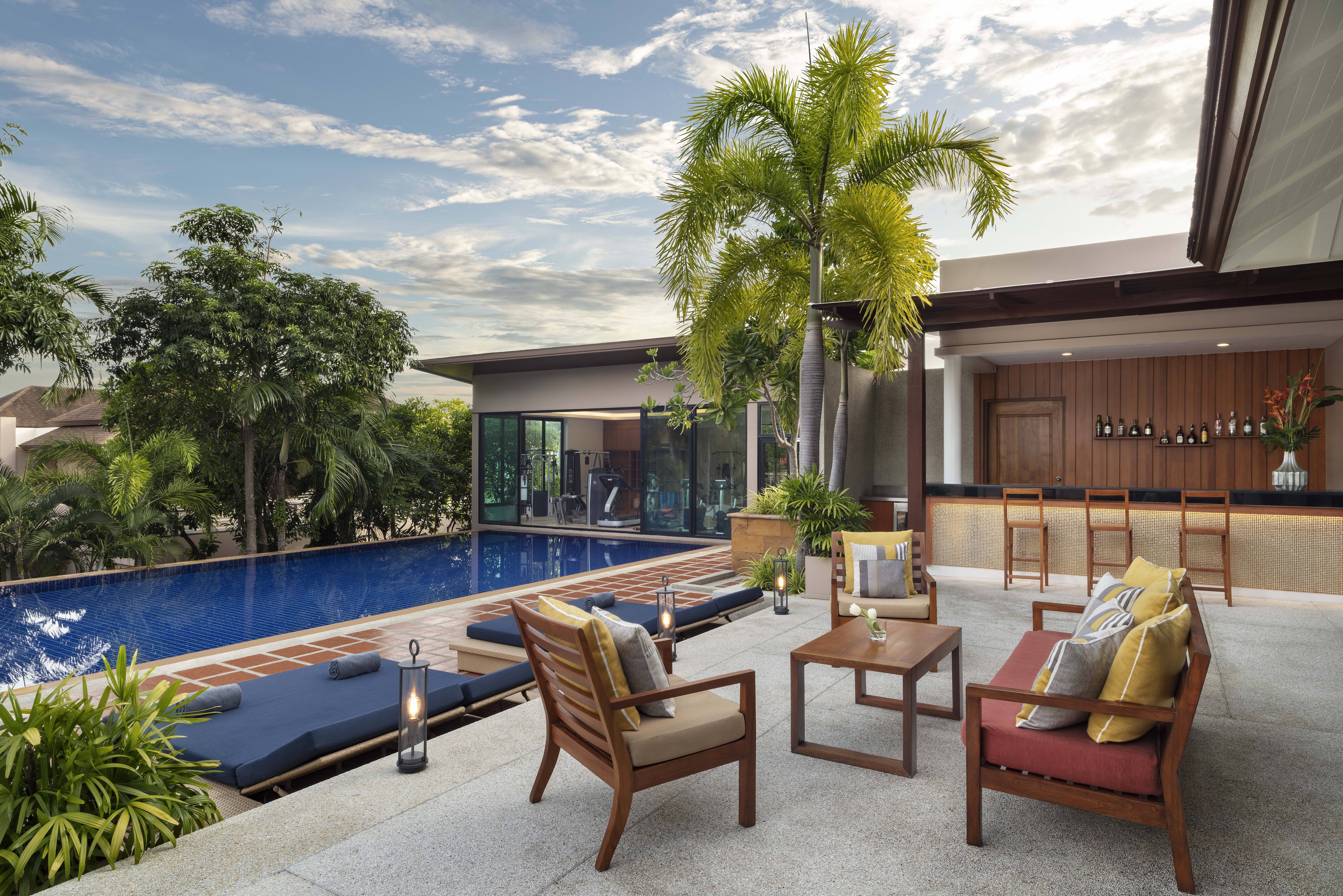 Lobby bar aan het hoofdzwembad in het Avani Ao Nang Cliff Krabi Resort in Thailand