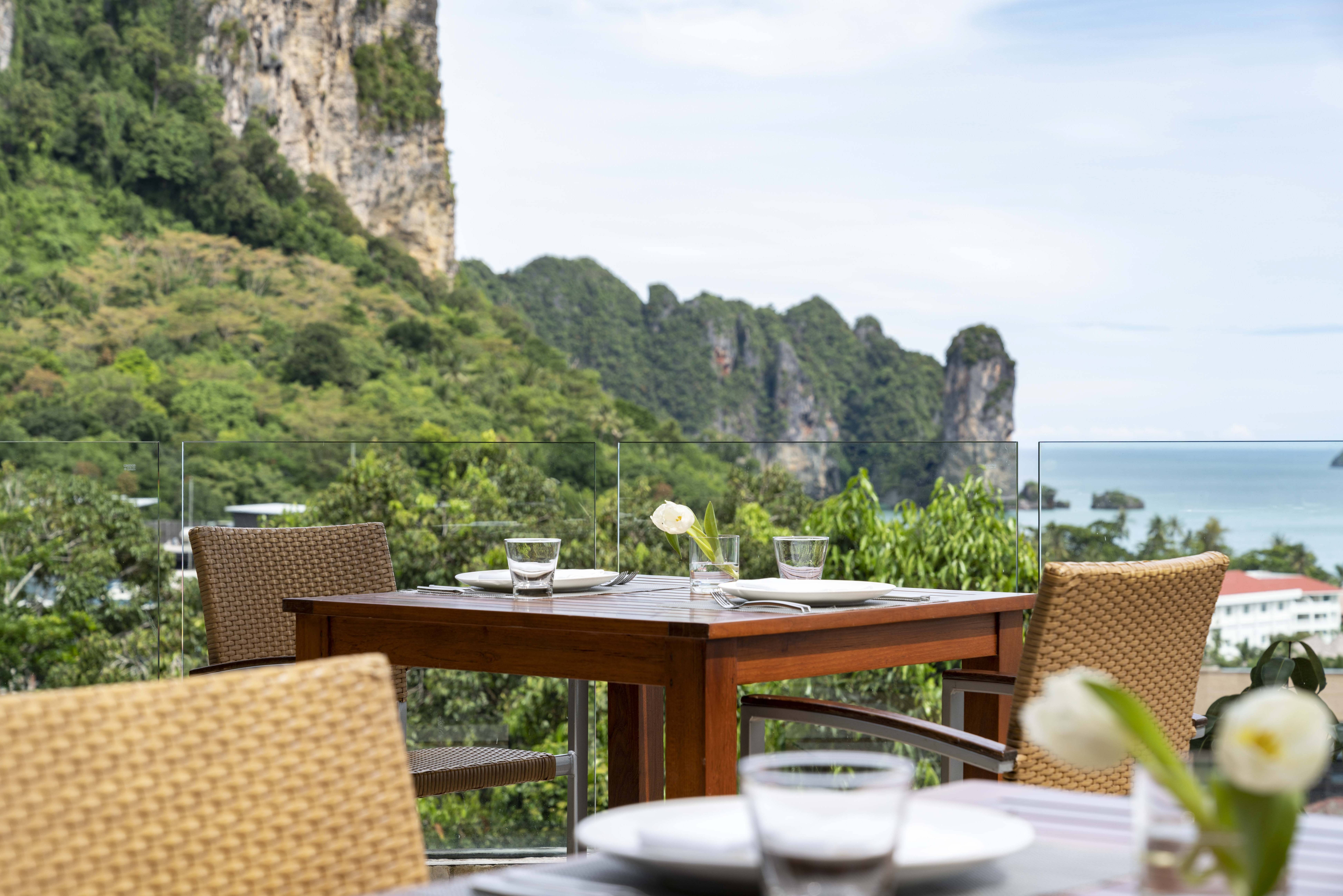 Orchid Pool Bar in het Avani Ao Nang Cliff Krabi Resort in Thailand