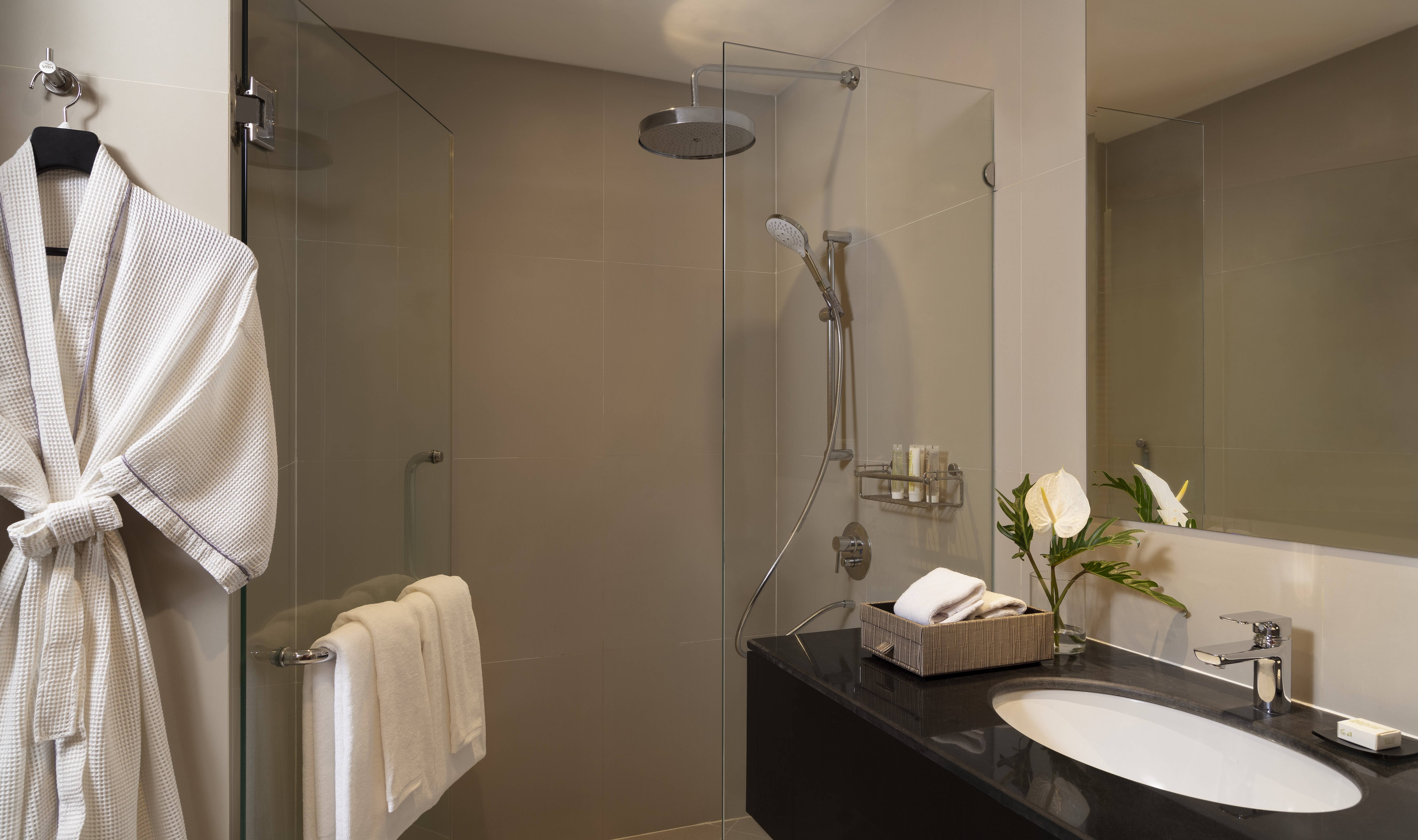 Badkamer van de Avani kamer in het Avani Ao Nang Cliff Krabi Resort in Thailand