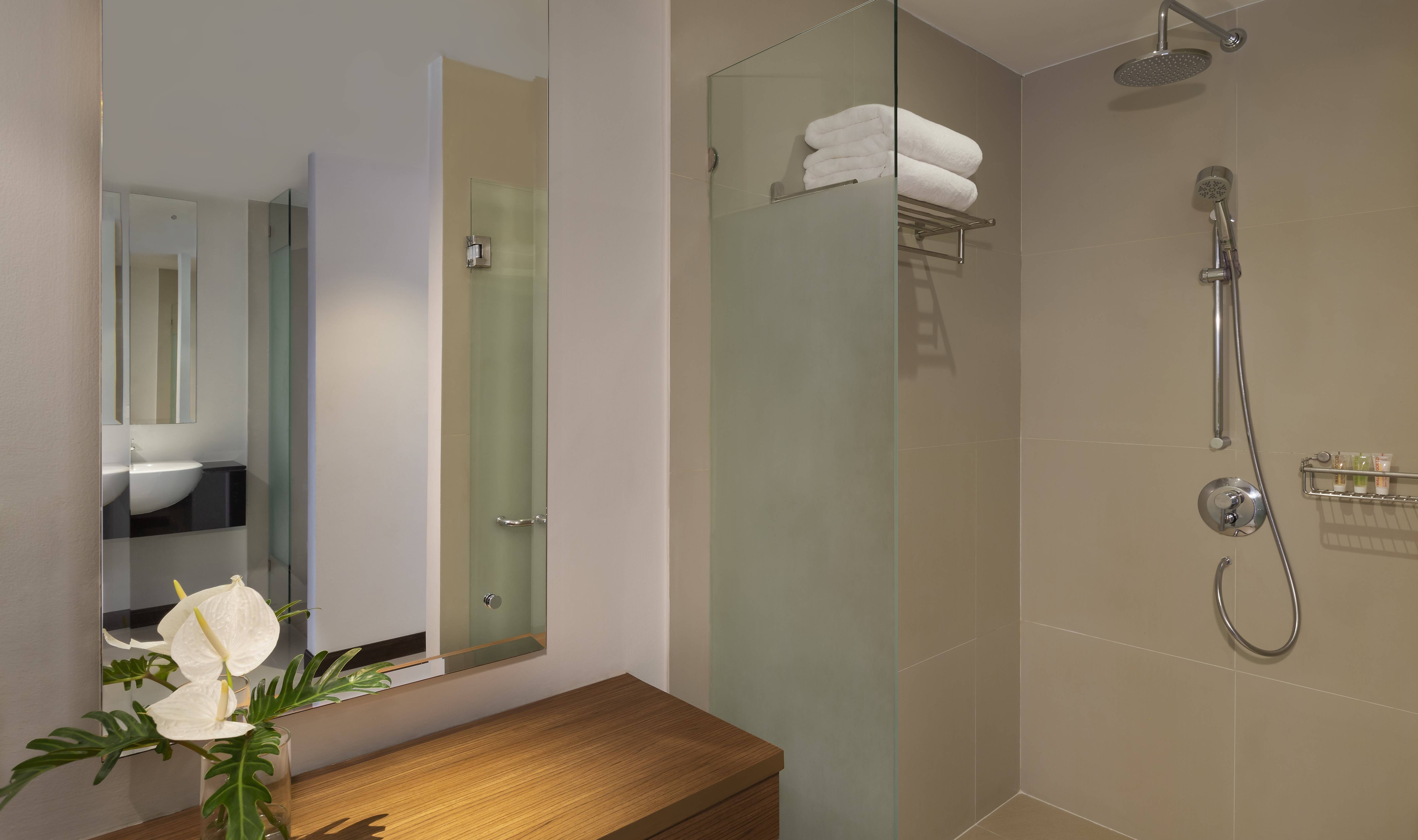 Badkamer in de Avani Superior kamer in het Avani Ao Nang Cliff Krabi Resort in Thailand