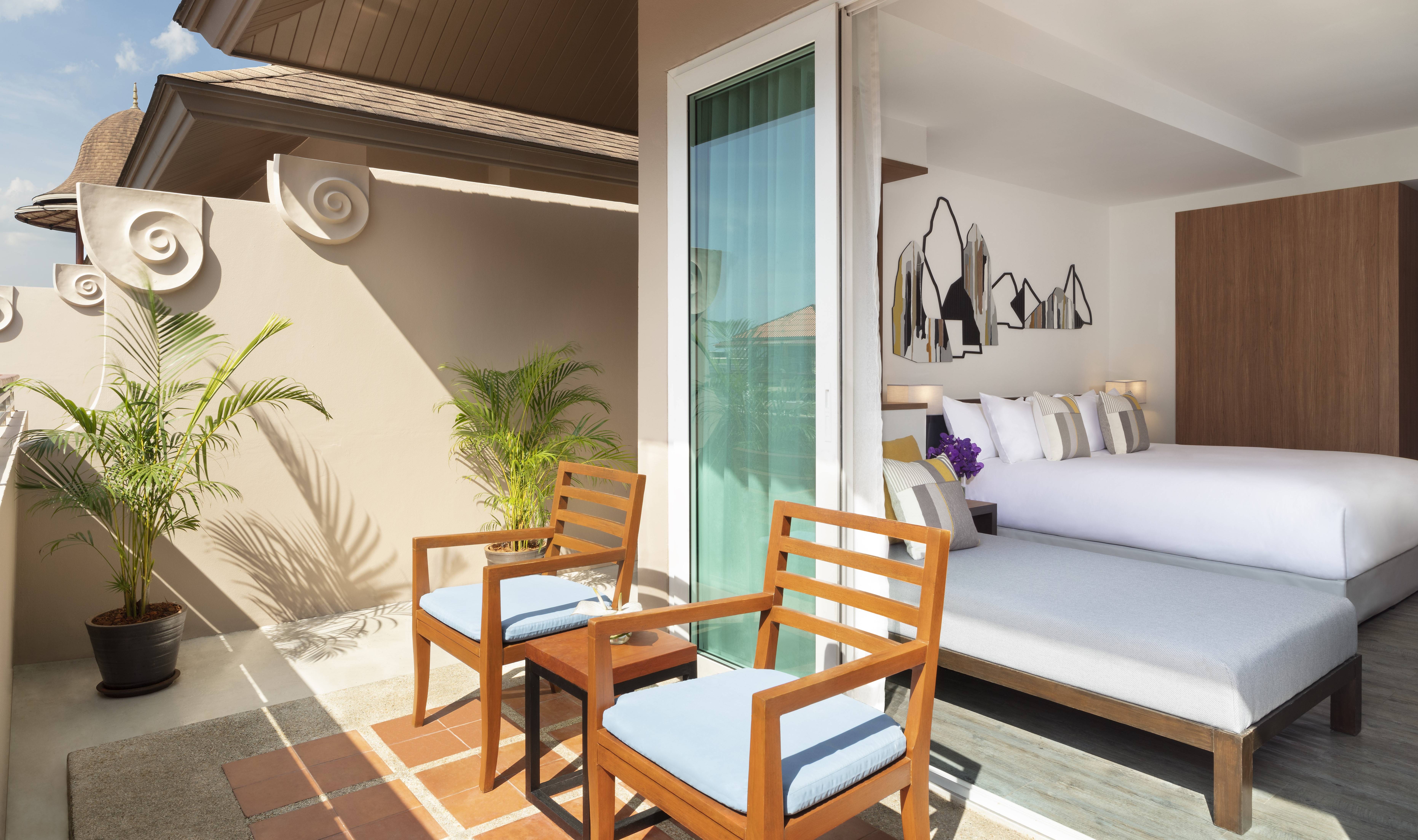 Balkon van de Avani Superior kamer in het Avani Ao Nang Cliff Krabi Resort in Thailand