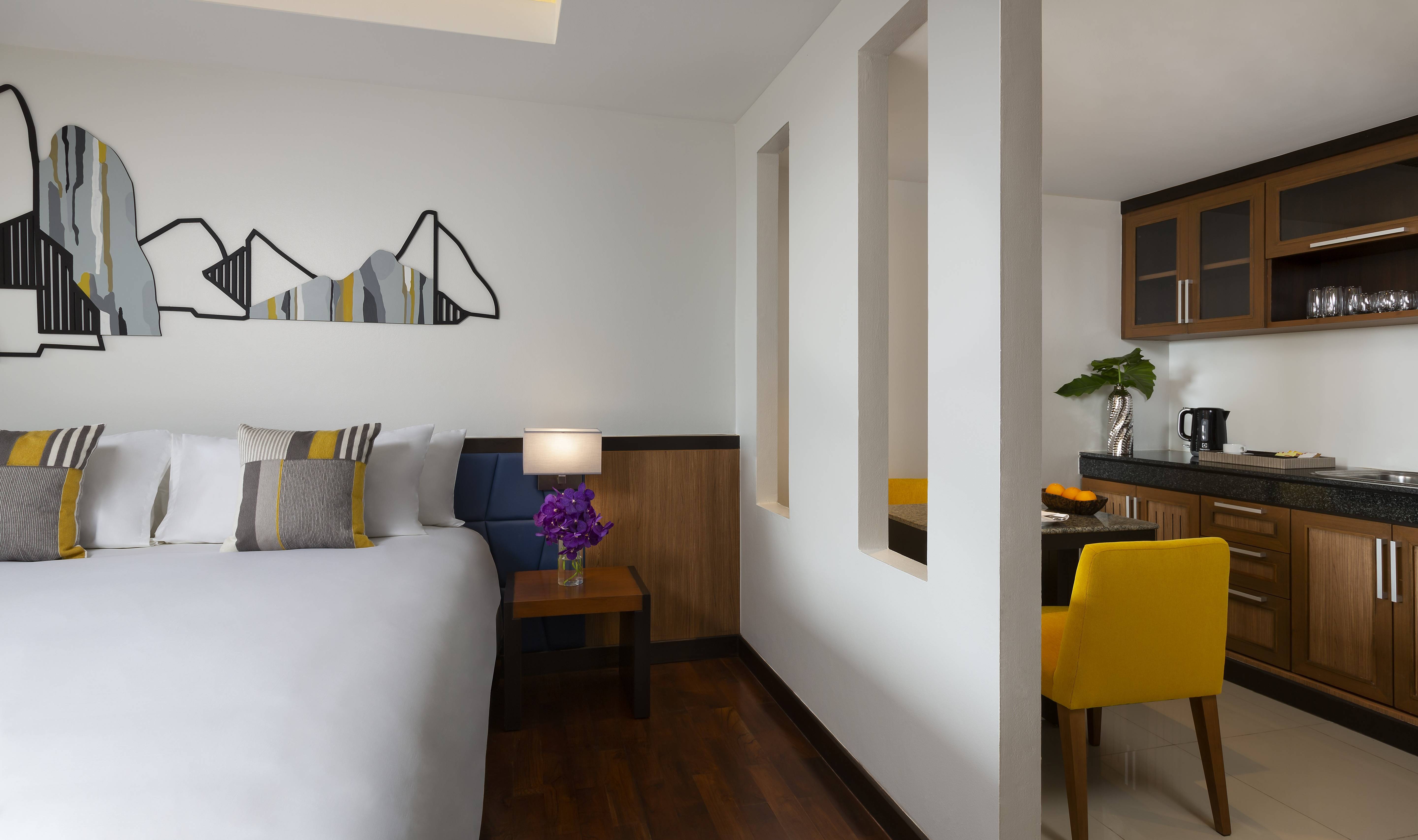 Avani Suite met kitchenette in het Avani Ao Nang Cliff Krabi Resort in Thailand