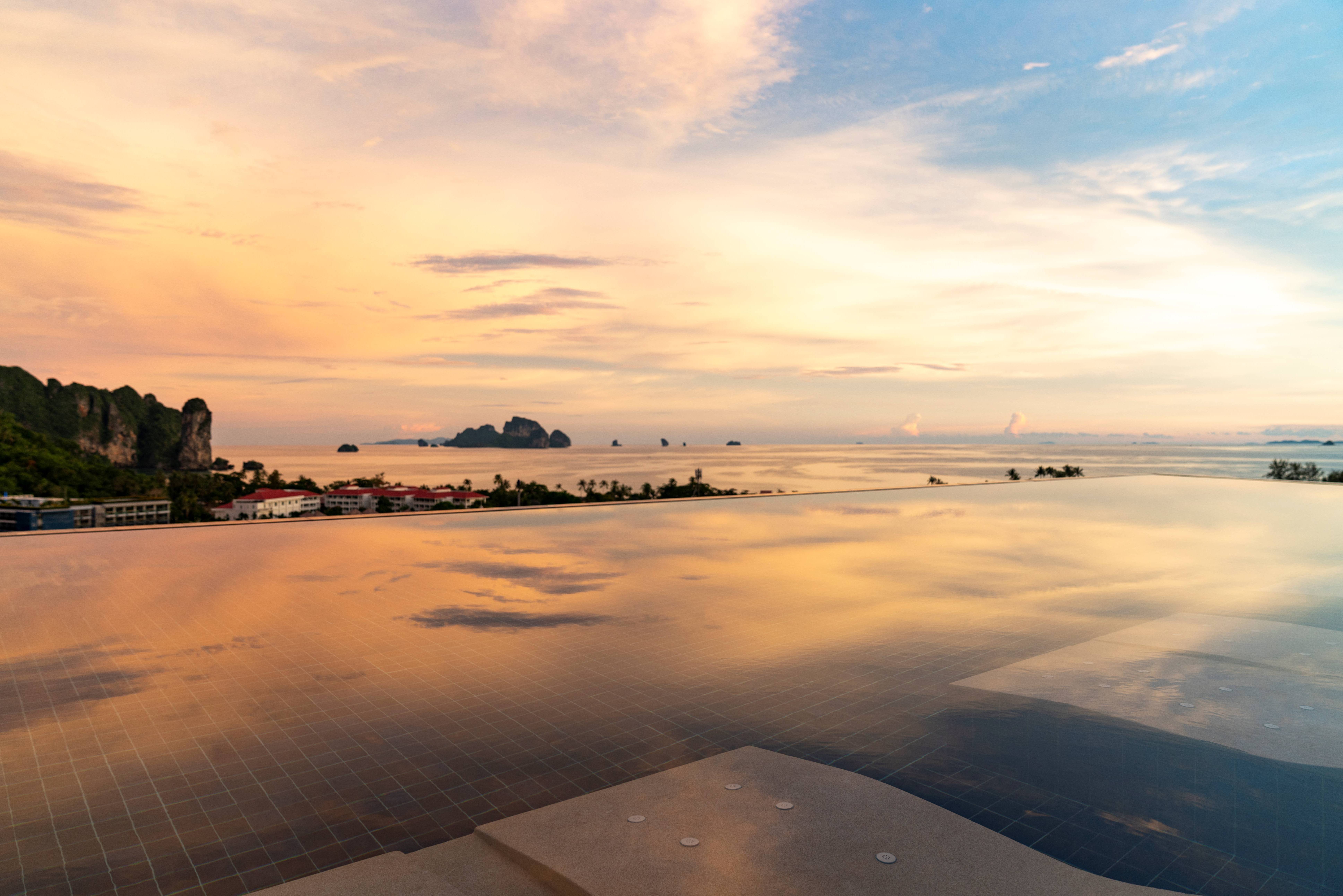 Zonsondergang vanaf het infinity zwembad in het Avani Ao Nang Cliff Krabi Resort in Thailand