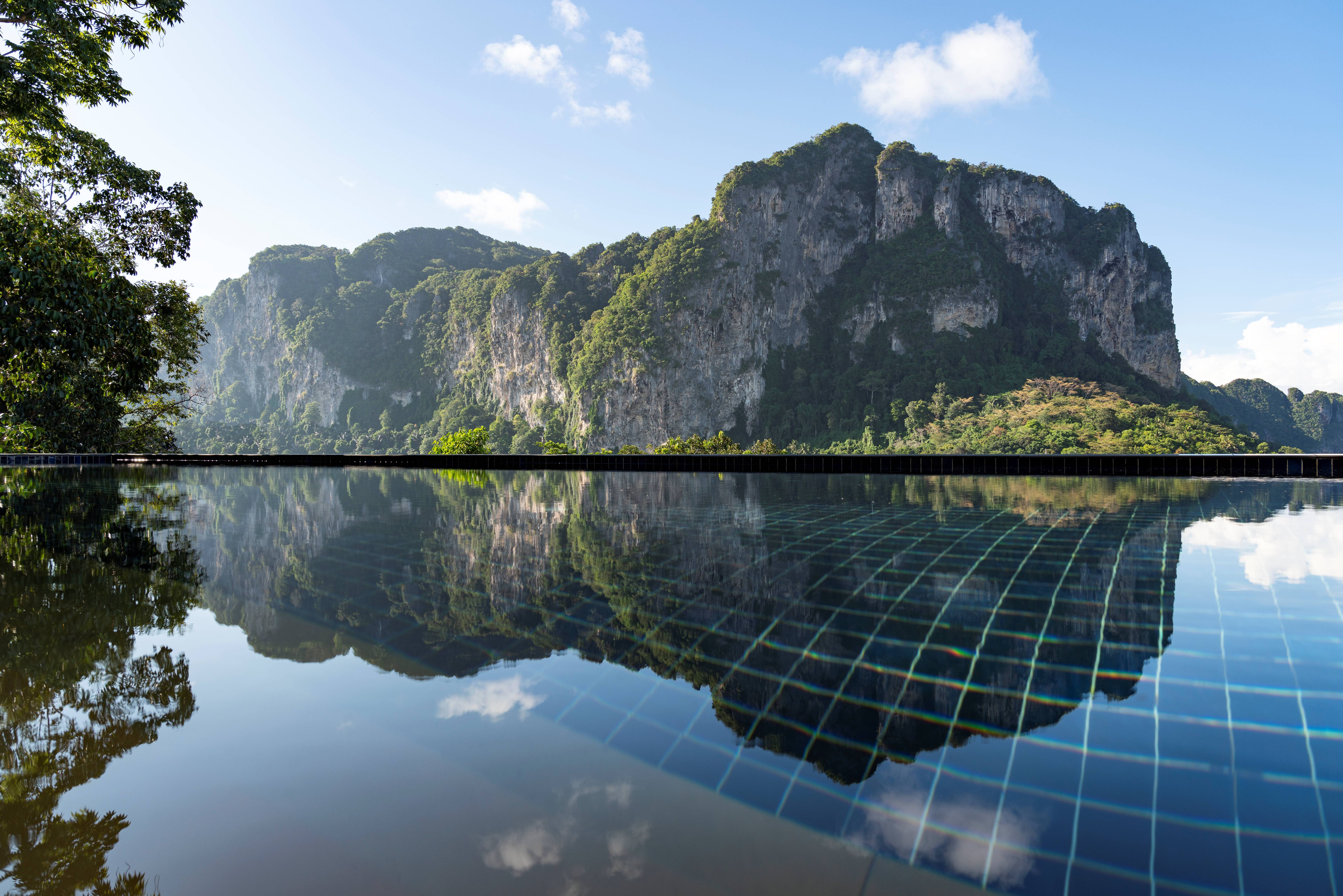 Infinity pool met uitzicht op de bergen in het Avani Ao Nang Cliff Krabi Resort in Thailand