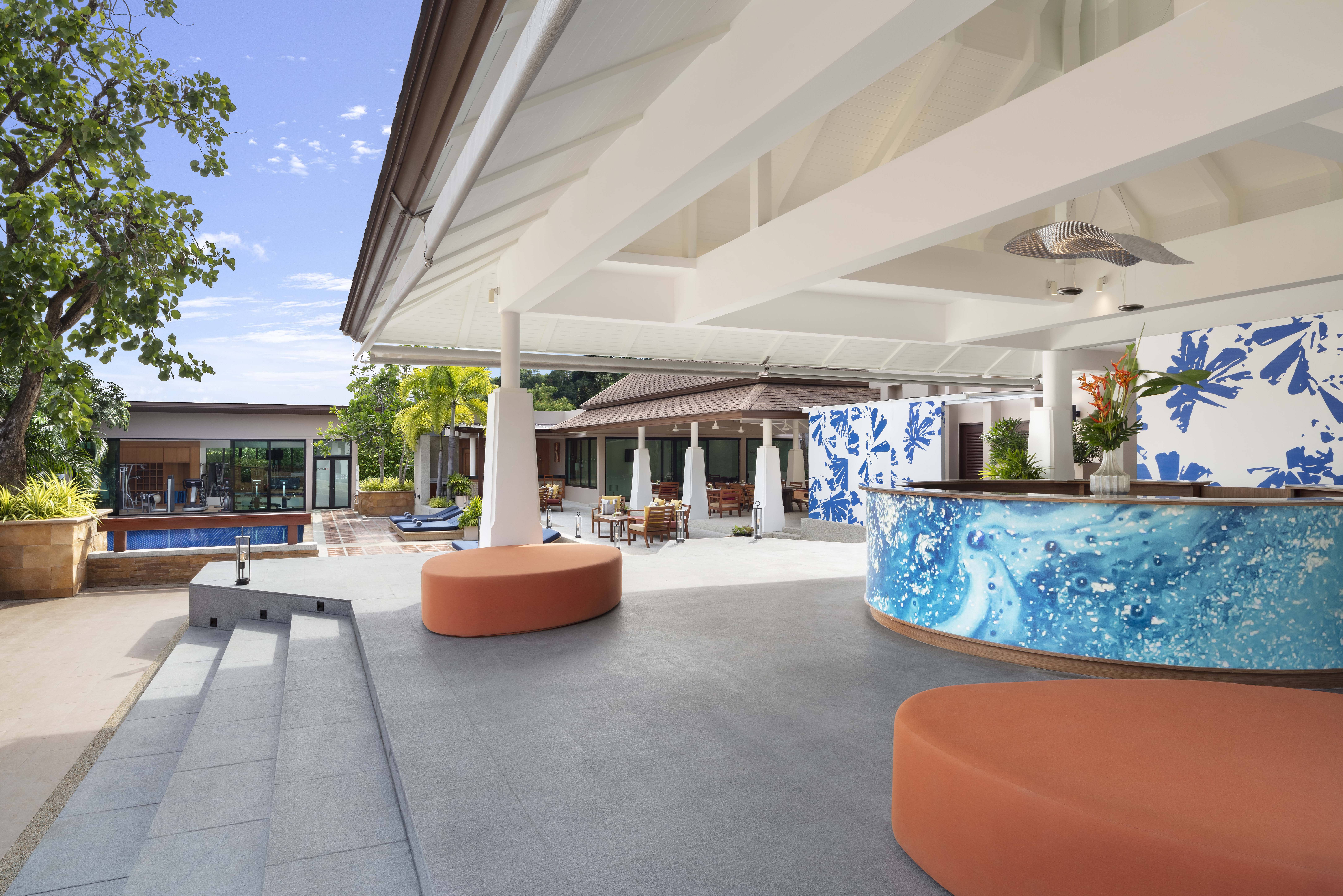 Open lobby in het Avani Ao Nang Cliff Krabi Resort in Thailand