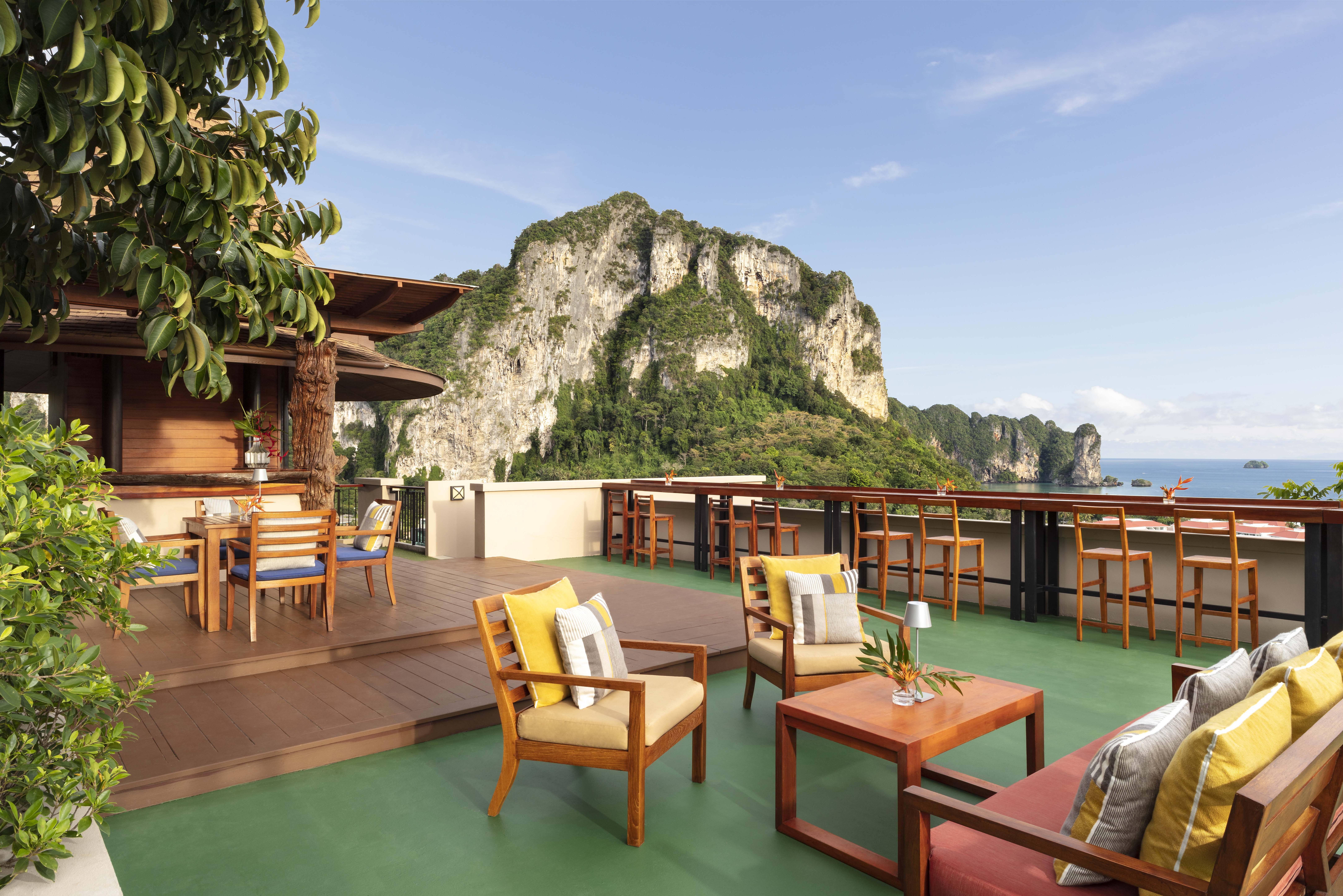 The Peak Bar in het Avani Ao Nang Cliff Krabi Resort in Thailand