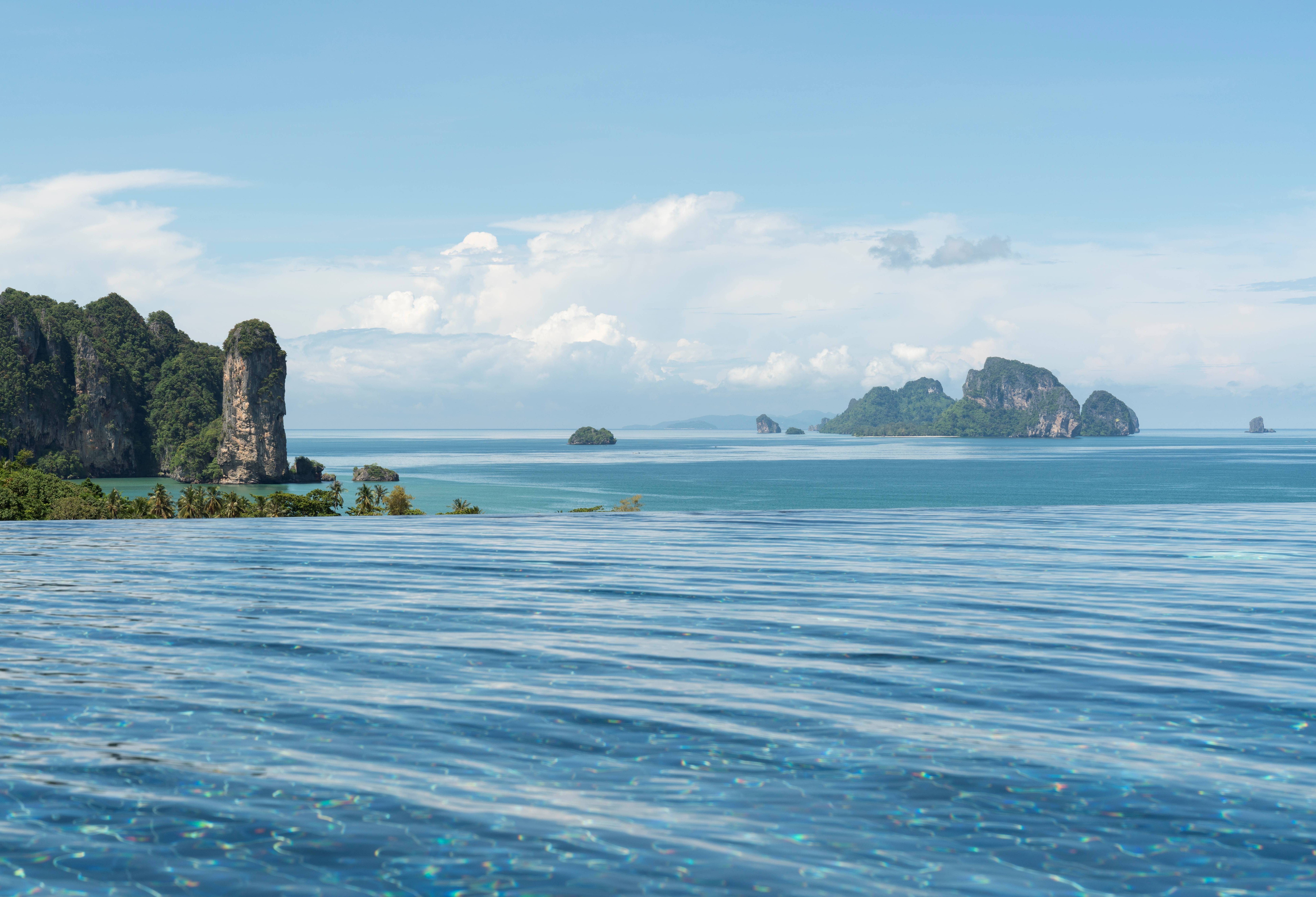 Infinity zwembad van het Avani Ao Nang Cliff Krabi Resort in Thailand