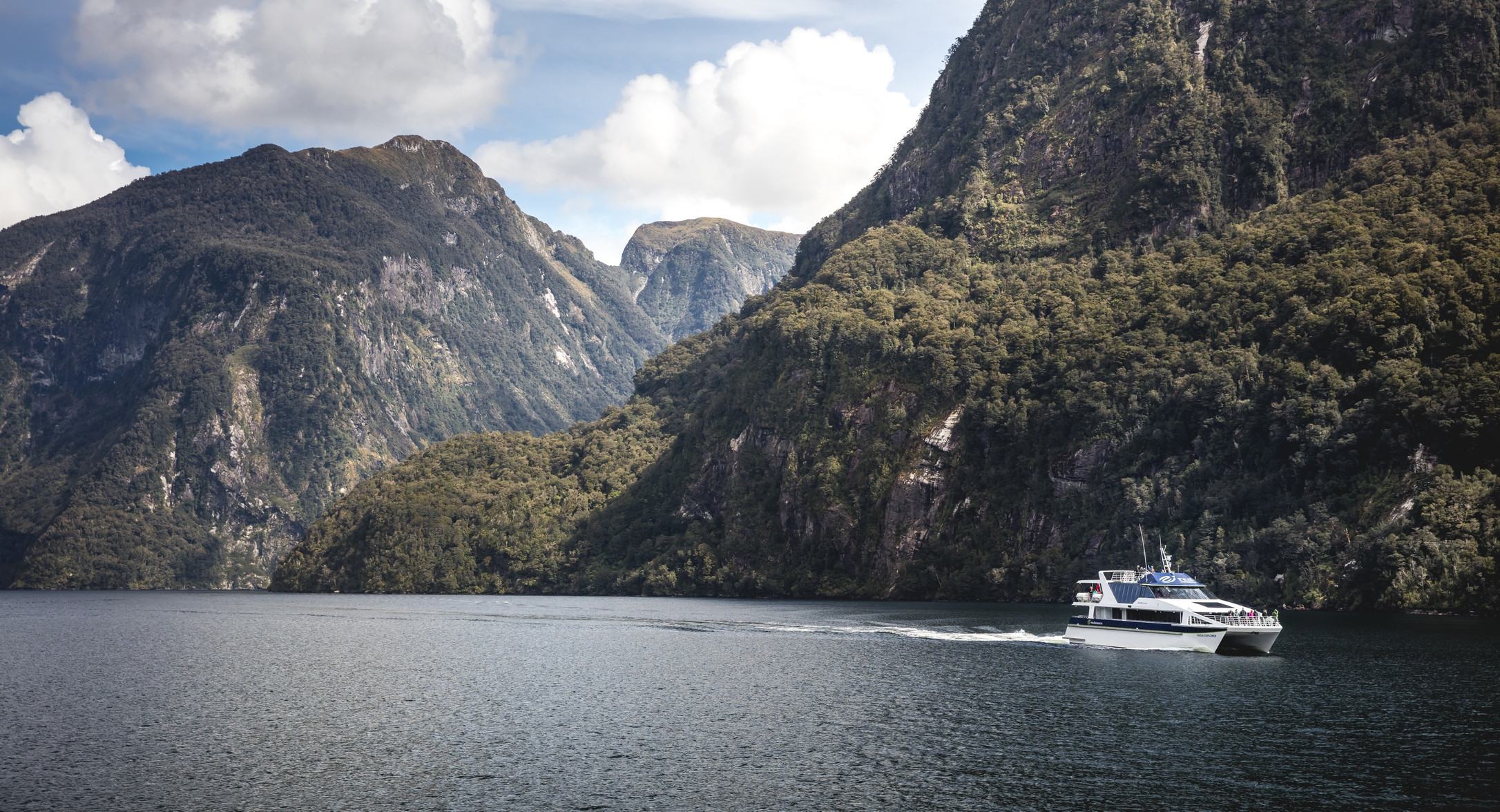 Varen door Doubtful Sound in Fiordland National Park in Nieuw-Zeeland