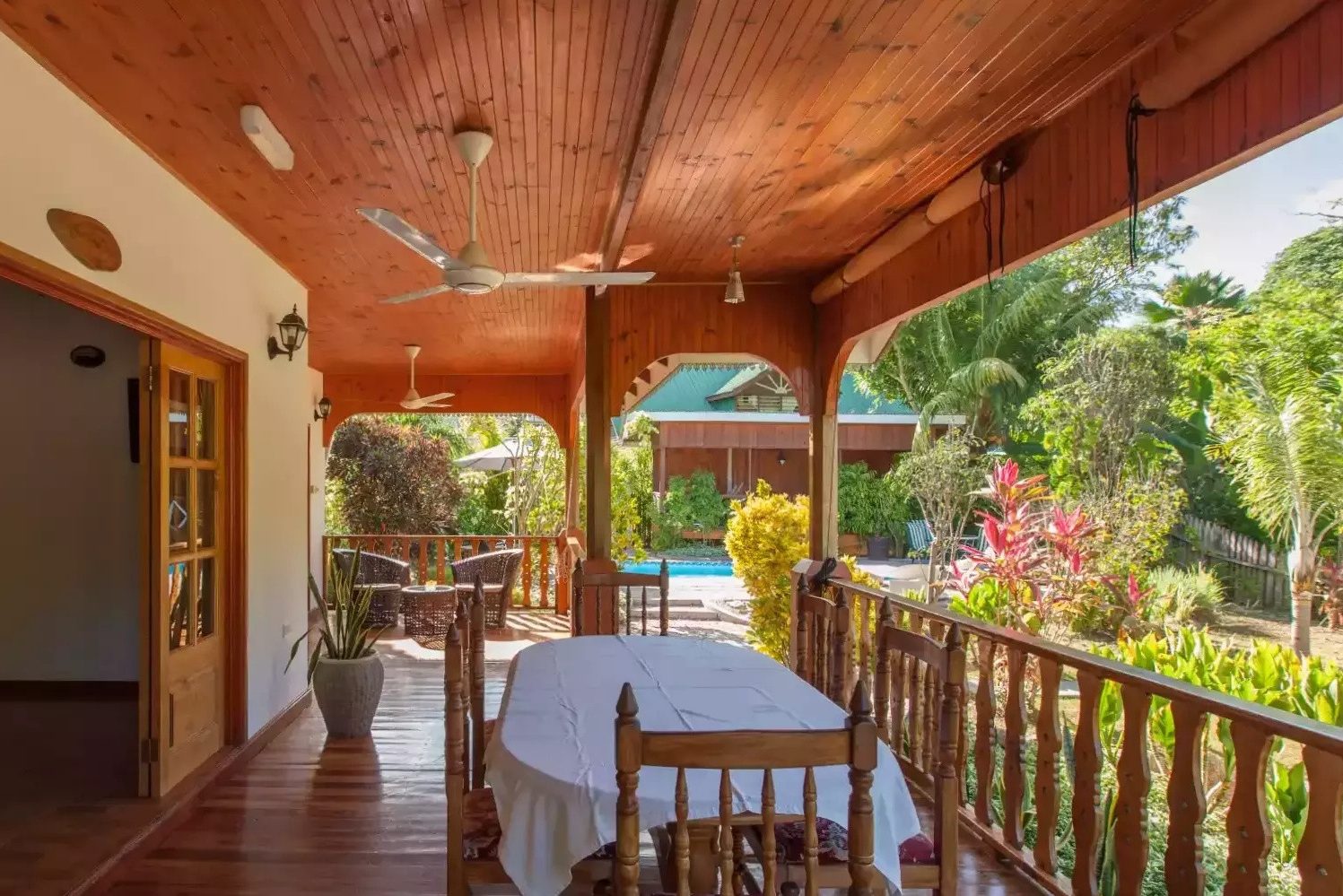 Superior bungalow terras van Casa de Leela op La Digue in de Seychellen