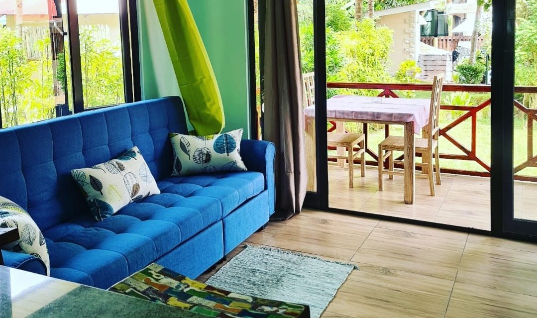 Woonkamer van de One Bedroom Bungalow van Casa de Leela op La Digue in de Seychellen