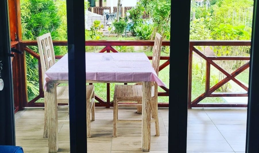 Terras van de One Bedroom Bungalow van Casa de Leela op La Digue in de Seychellen