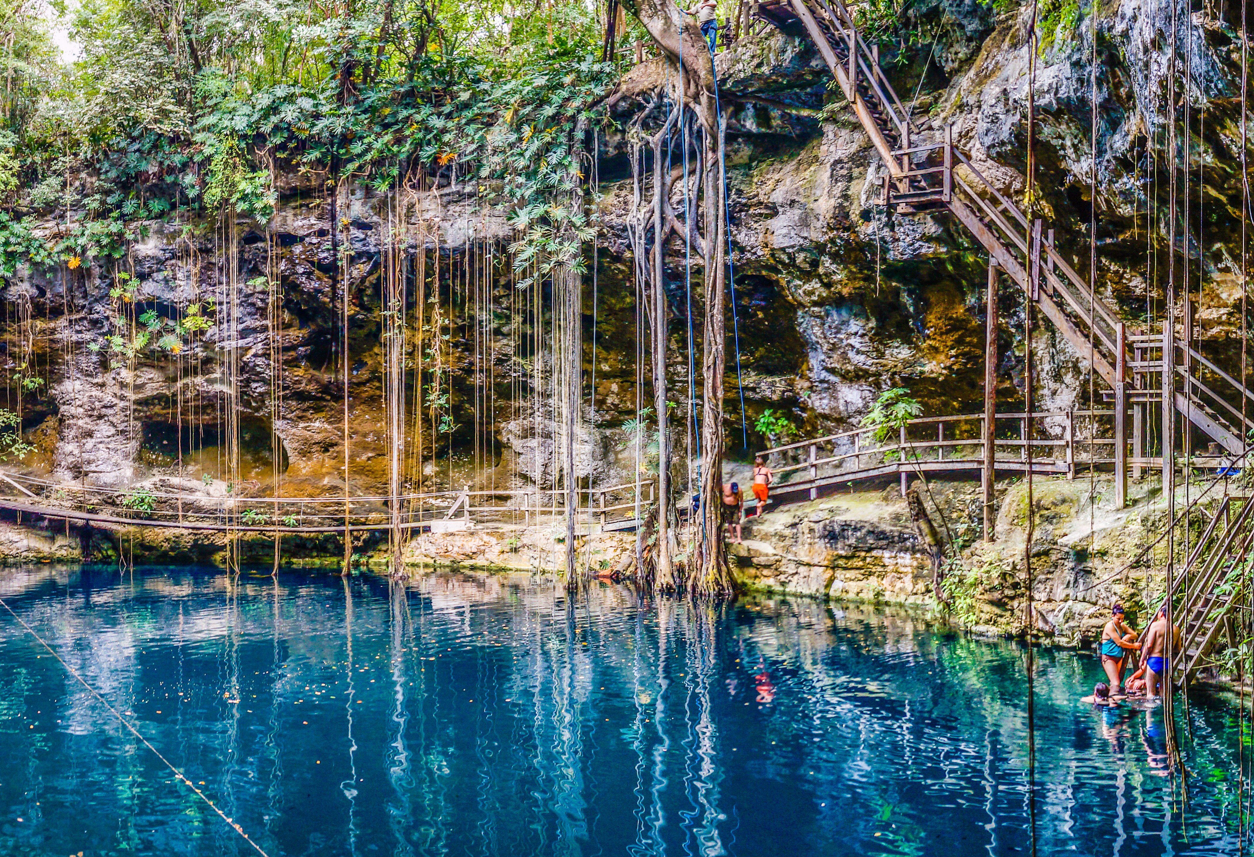 Cenote bij Ek Balam in Yucatan in Mexico