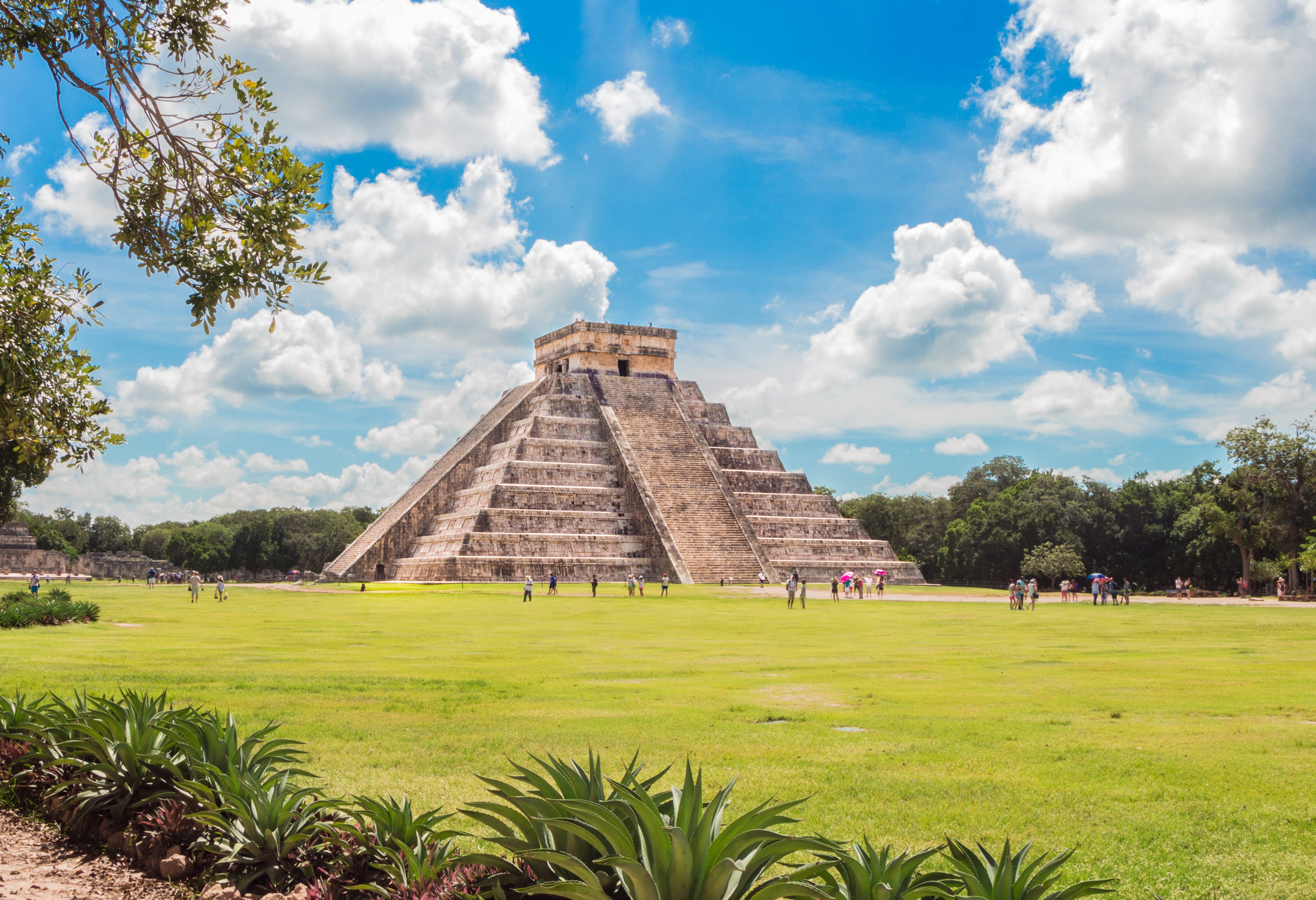 Ìmponerende Kulkulcan piramide van Chichen Itza in Yucatan in Mexico