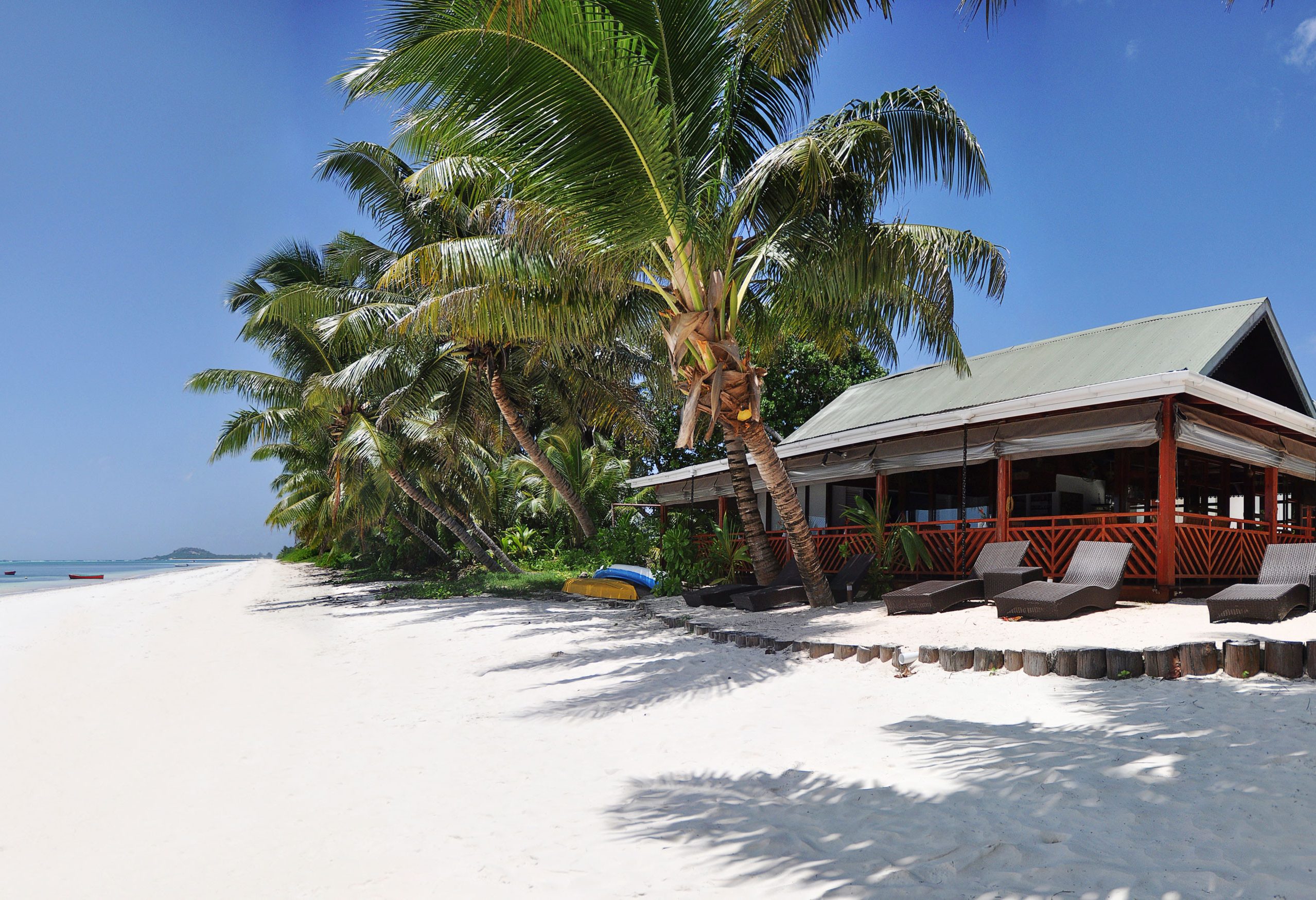 Het strand van Villas de Mer op Praslin in de Seychellen