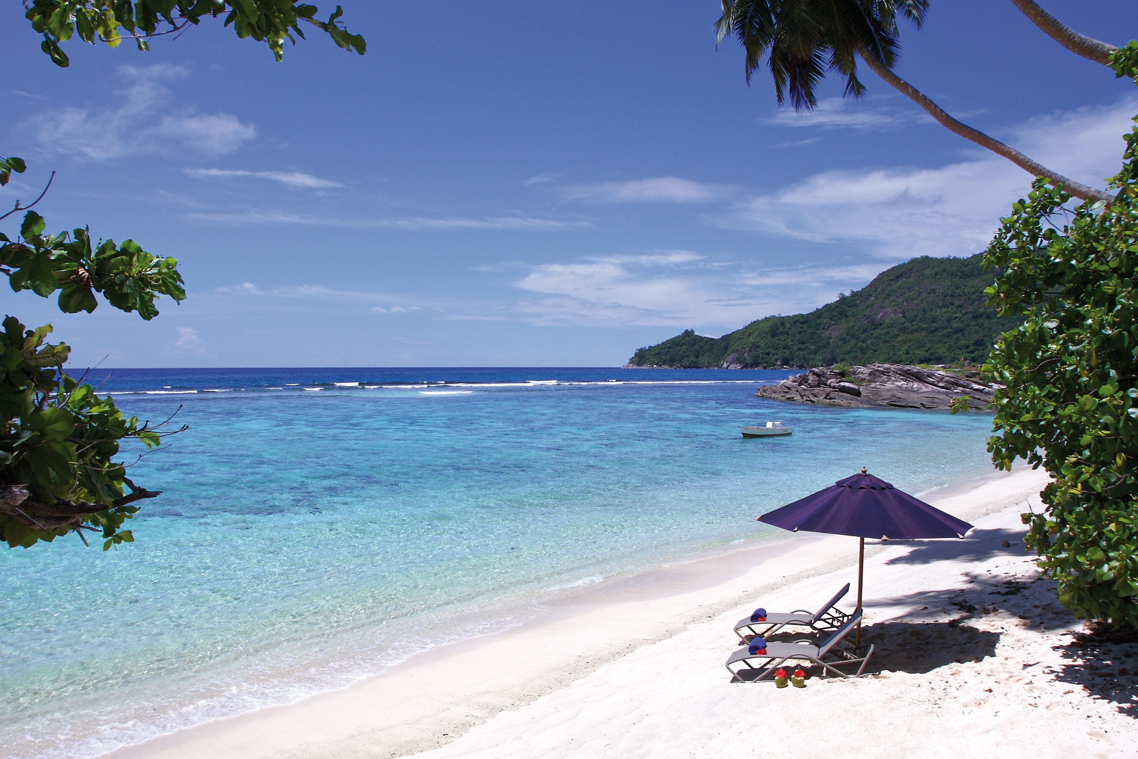 Strand van het DoubleTree by Hilton Seychelles