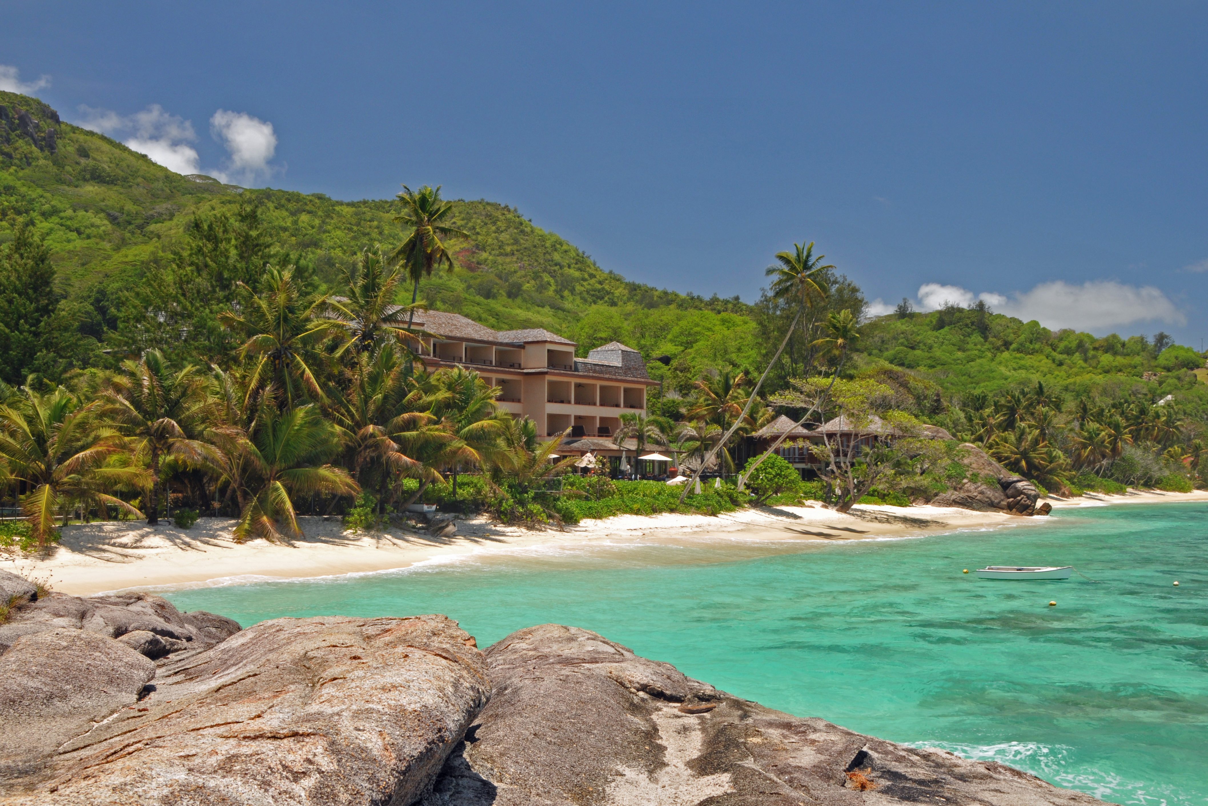 Strand van het DoubleTree by Hilton Seychelles