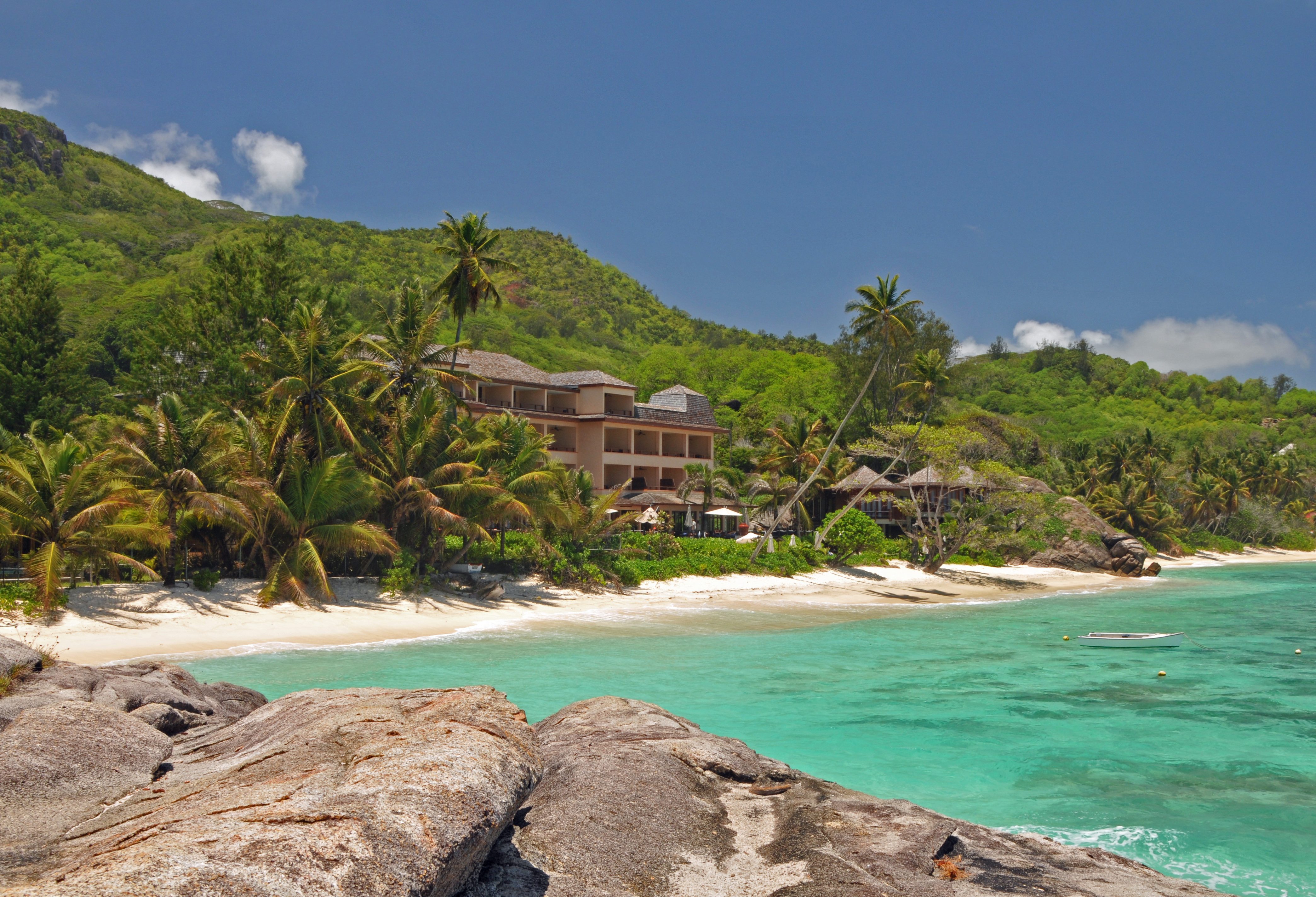 Strand van het DoubleTree by Hilton Seychelles