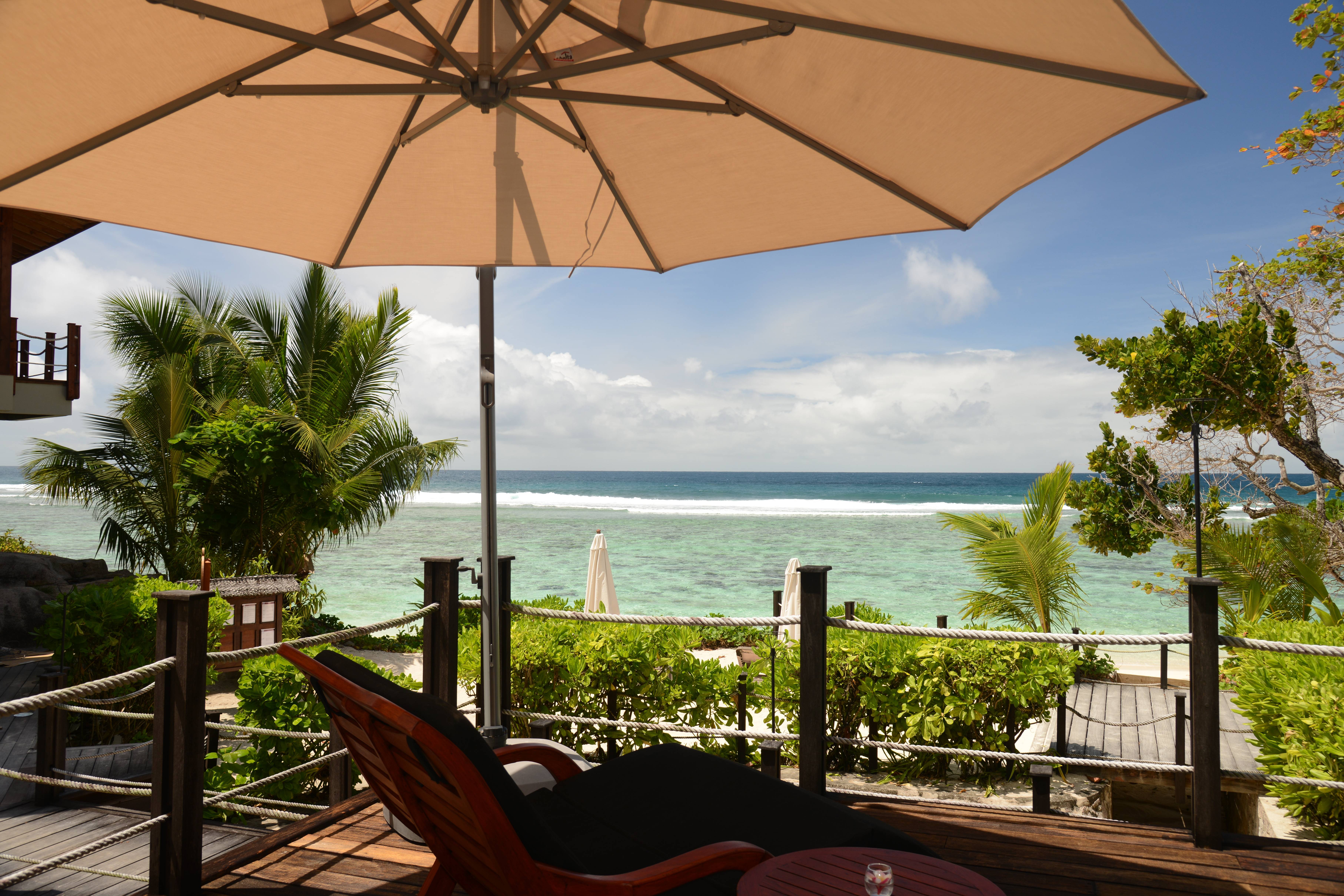 Strand van het DoubleTree by Hilton Seychelles