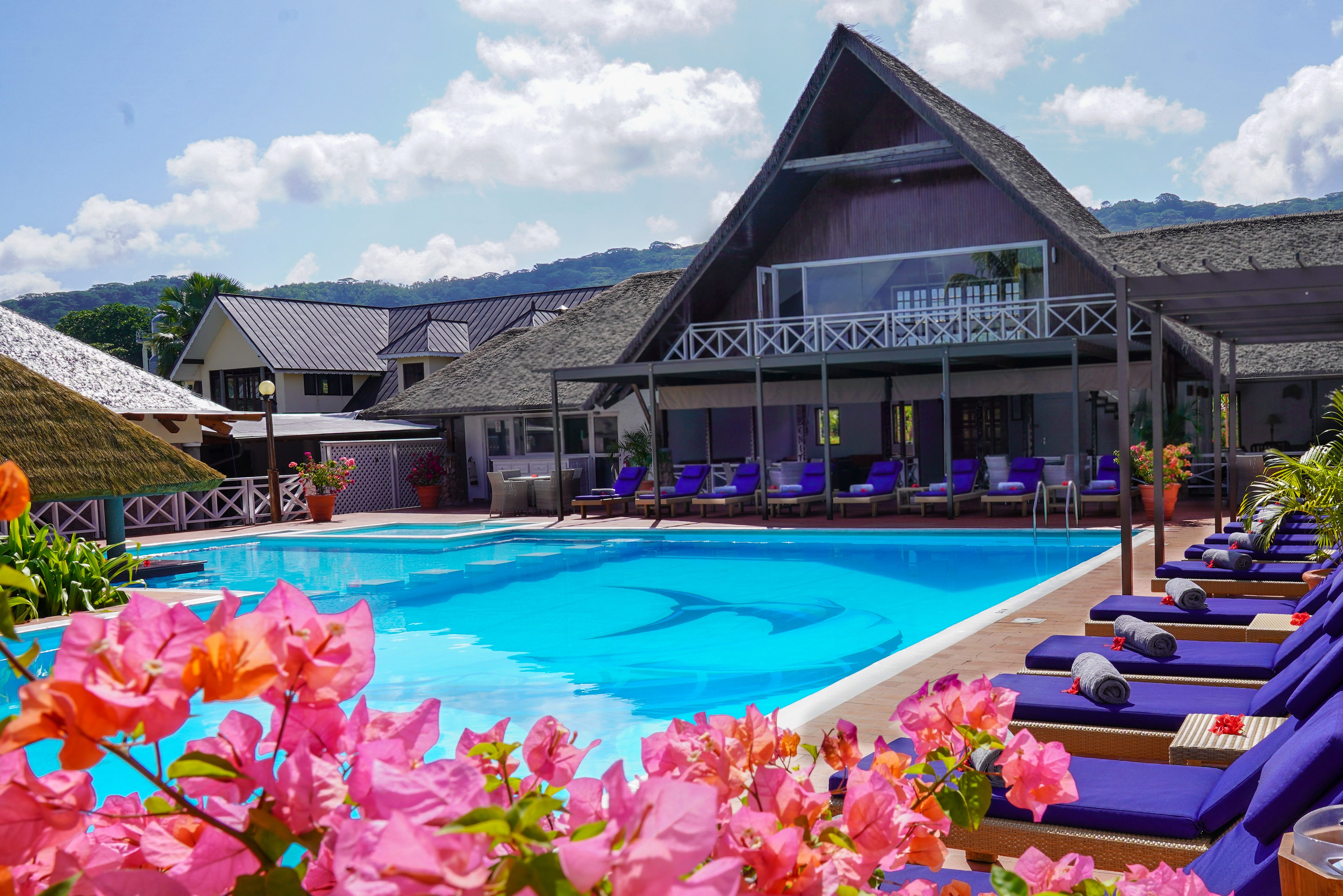 Het zwembad van het La Digue Island Lodge in de Seychellen