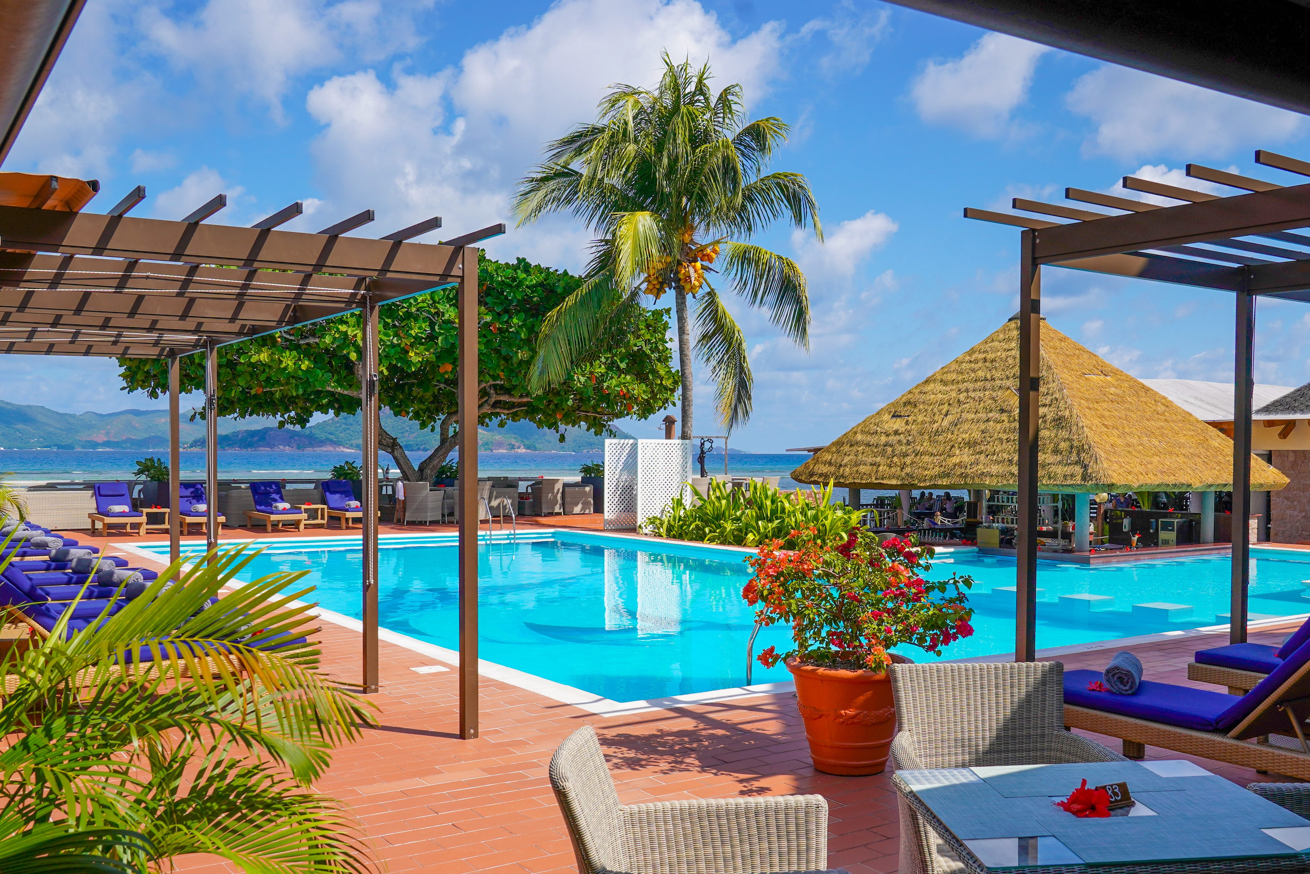Het zwembad van het La Digue Island Lodge in de Seychellen