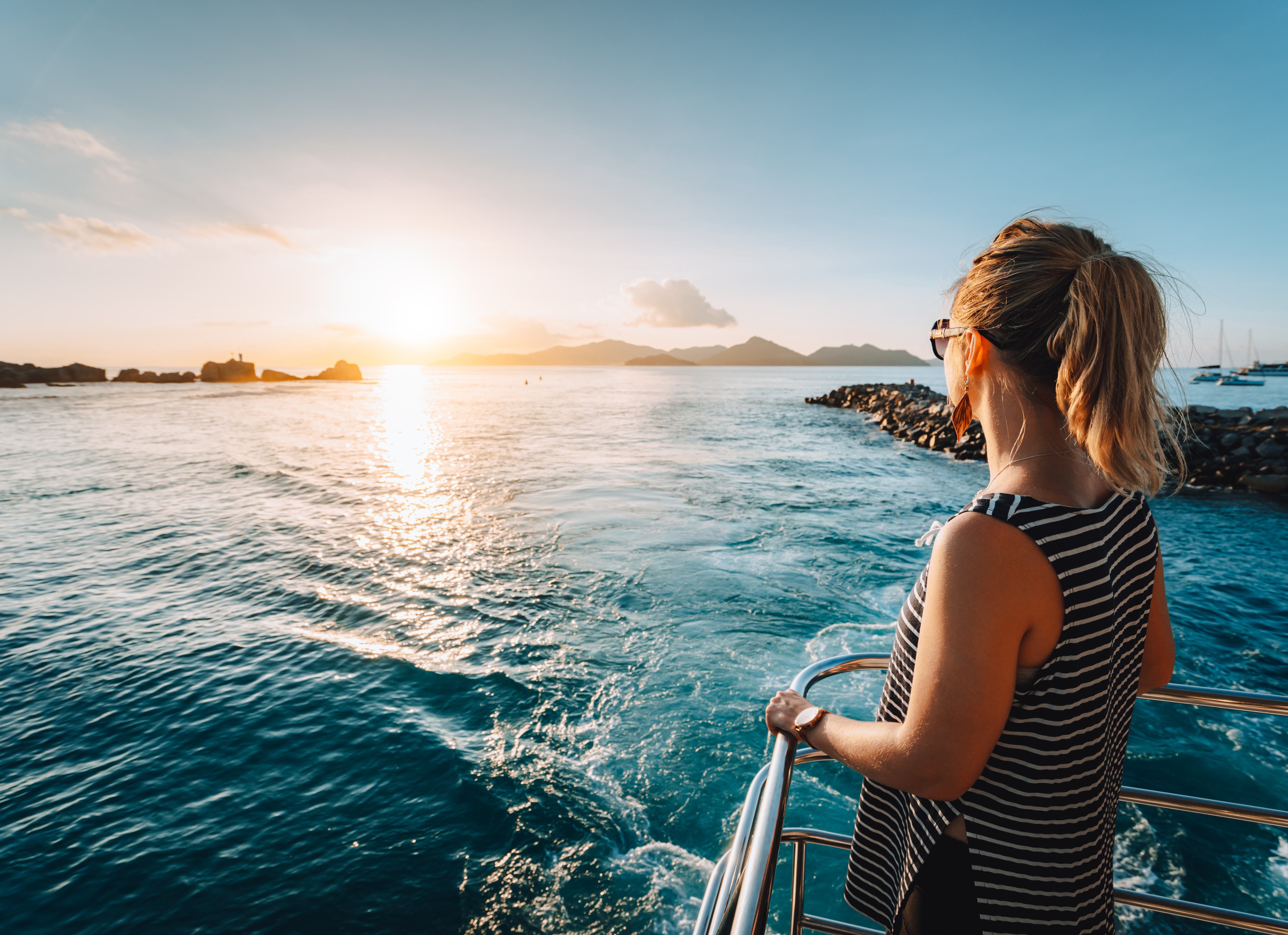 Vertrek vanaf La Digue met de ferry naar Praslin in de Seychellen