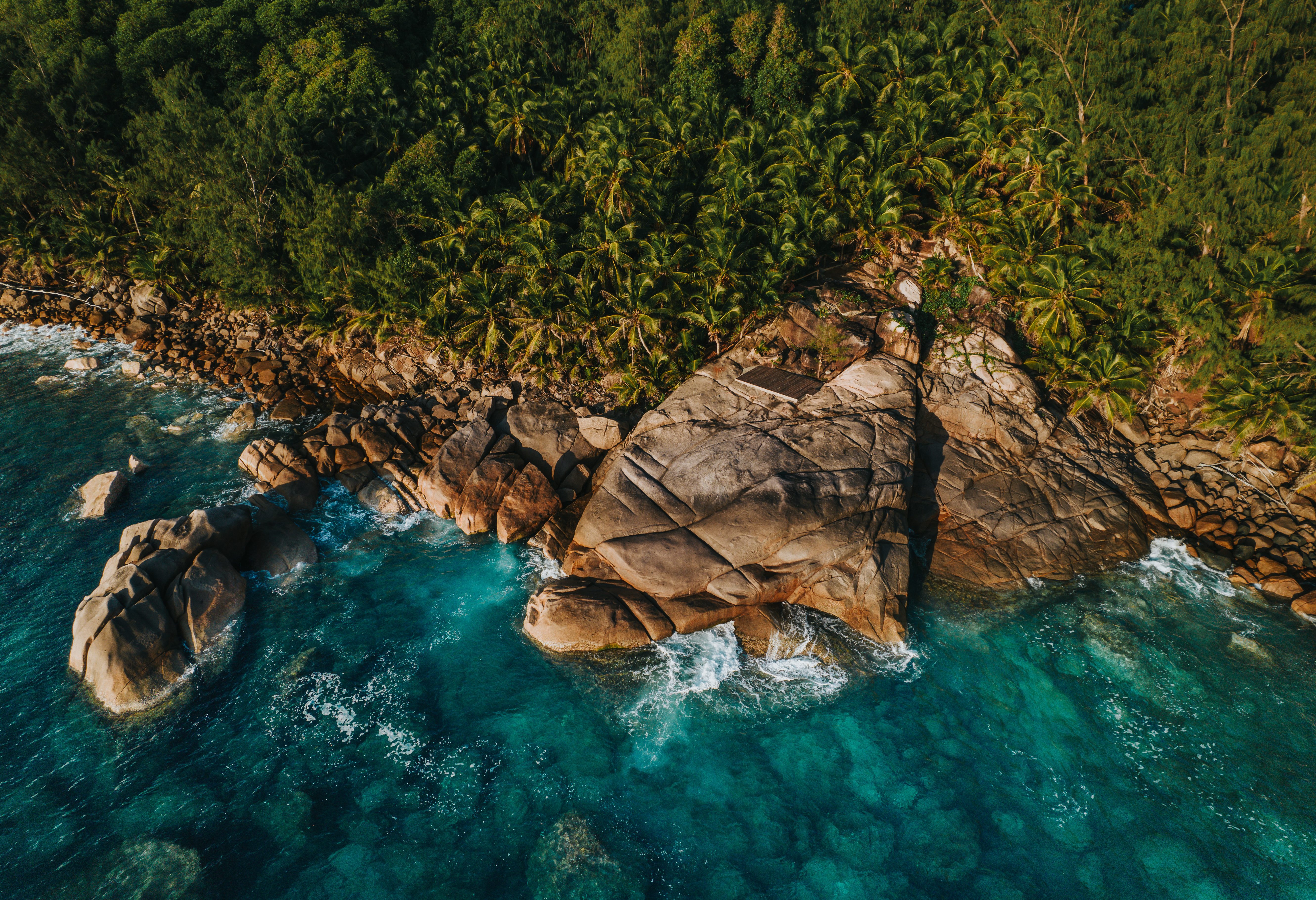 De grillige rotskust bij Cap Lazare op Mahé in de Seychellen