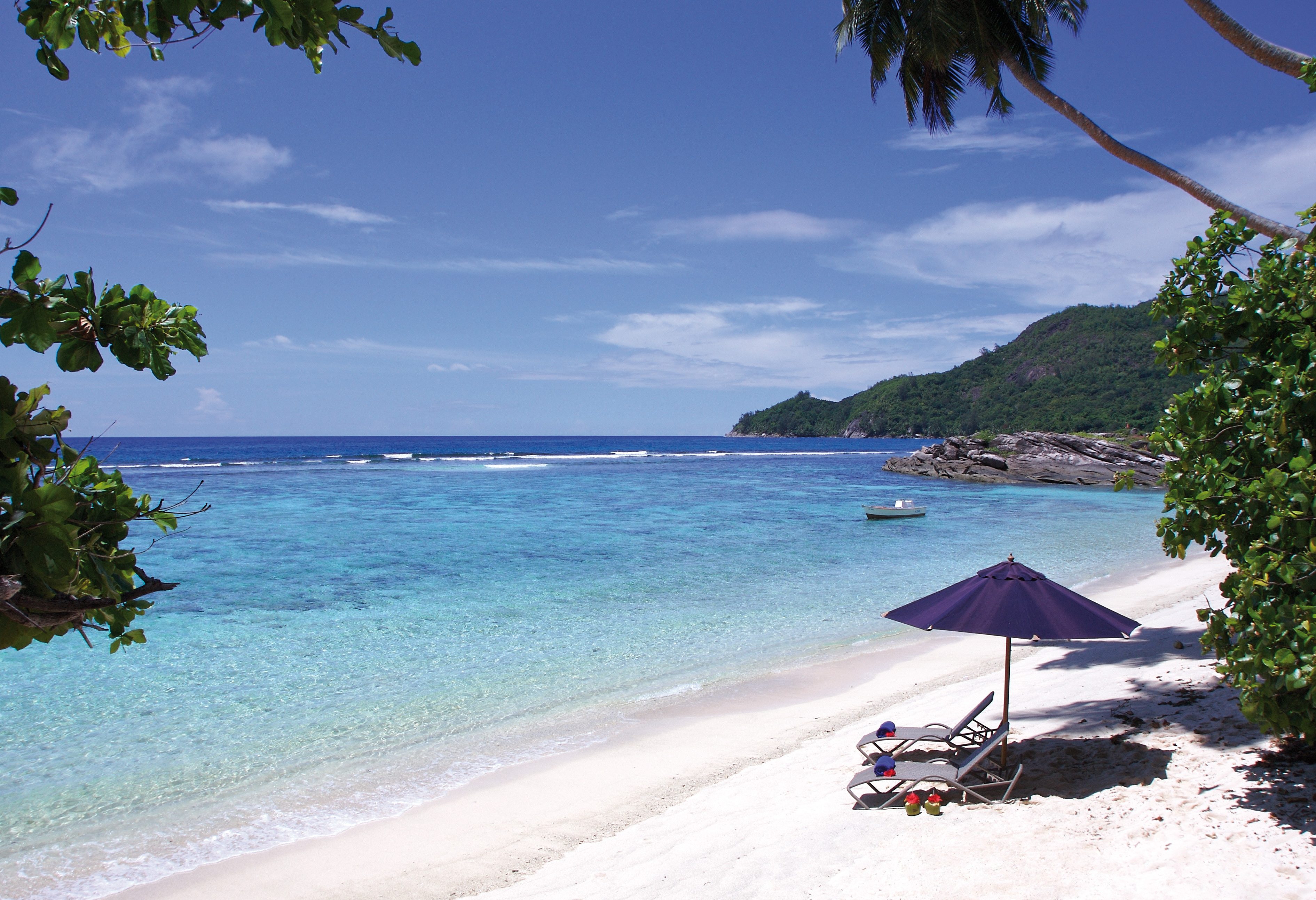 Privé-strand van DoubleTree by Hilton Seychelles