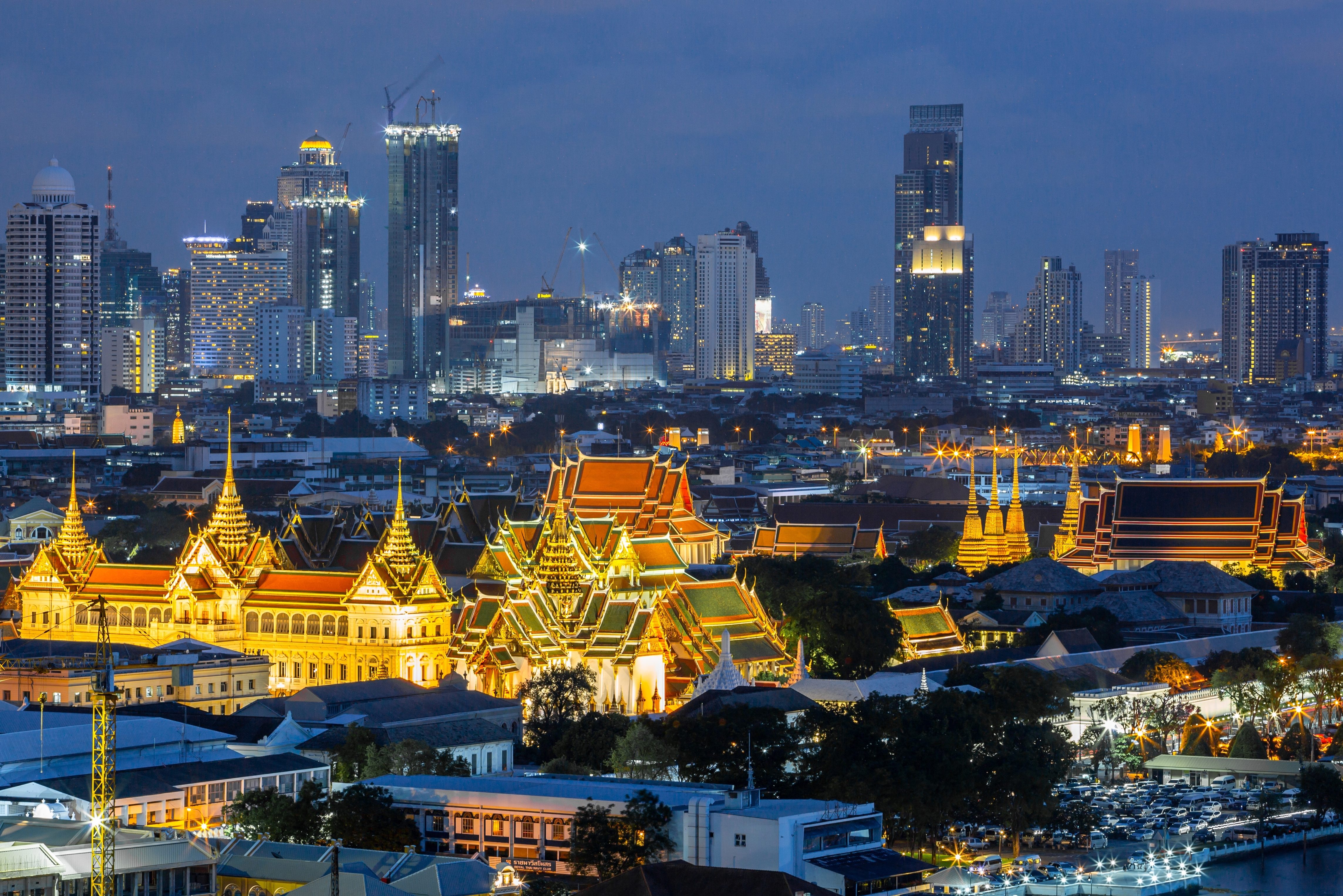 Skyline van Bangkok met Wat Phra Kaew in de avond in Thailand