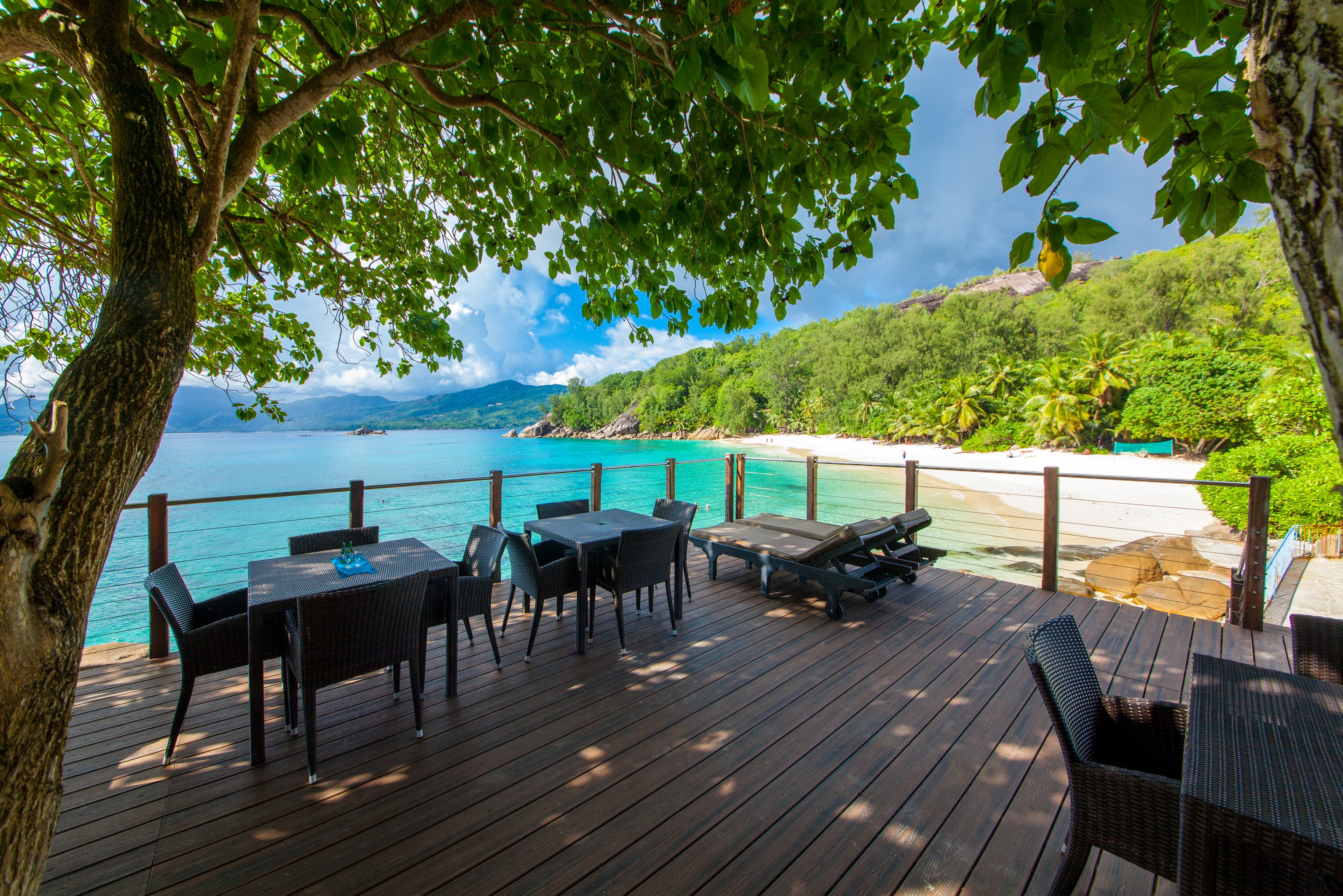 Strand naast het Anse Soleil Beachcomber op Mahé in de Seychellen