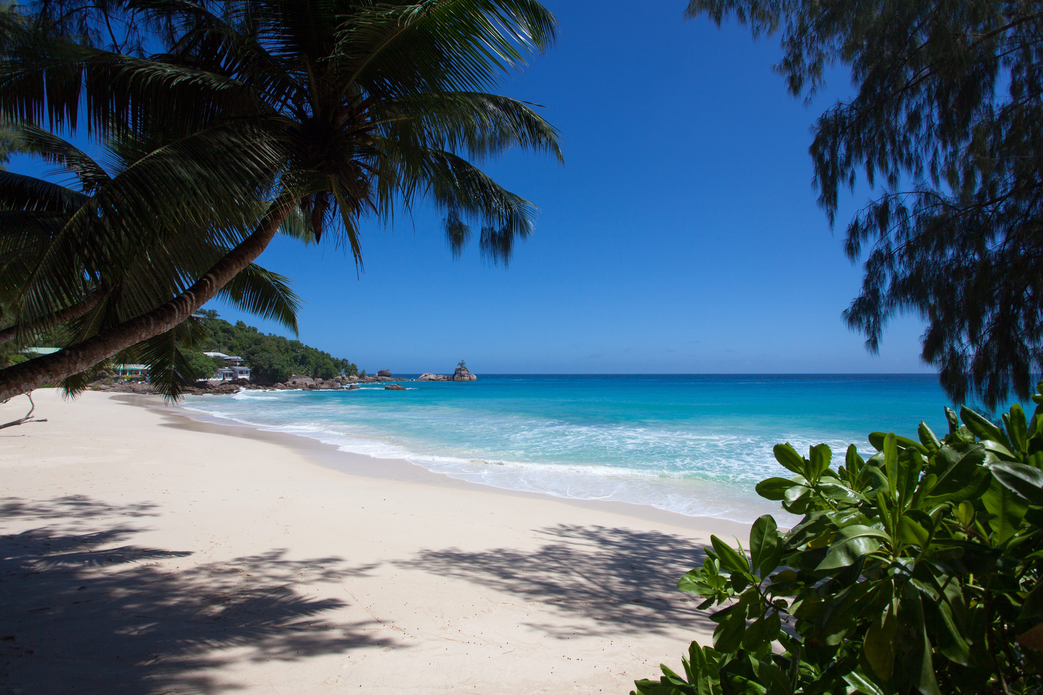 Strand naast het Anse Soleil Beachcomber op Mahé in de Seychellen